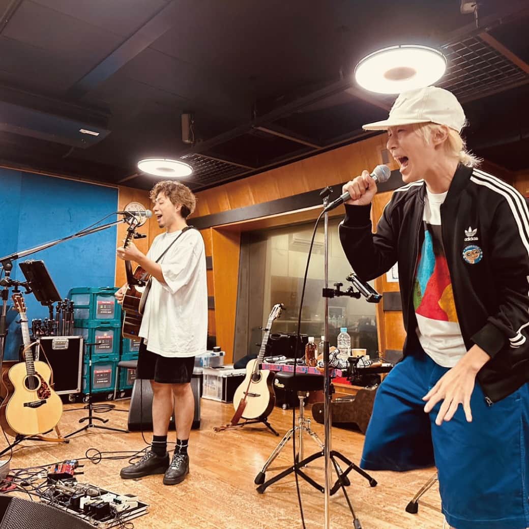 のインスタグラム：「・ 🎸ライブ情報🎤  本日は大石昌良さんとの2マンライブのリハーサルでした！  CLUB CITTA' 35th ANNIVERSARY MY CITY TOWN 〜大石昌良×吉田山田〜  🗓日時 10/3(火) 18:45 開場／19:30 開演 📍会場 神奈川・CLUB CITTA’  ライブ終了後にCD『備忘録音』購入者対象のサイン&握手会の実施が決定！ 公演チケットはチケットぴあにて販売中！  #吉田山田 #大石昌良 #clubcitta」