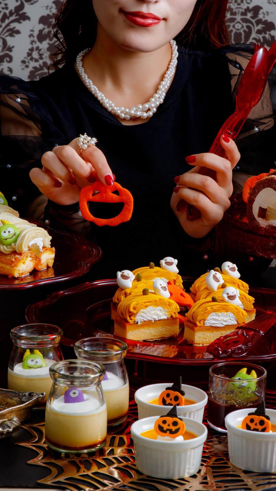 newotani_osakaのインスタグラム：「SATSUKI LOUNGE offers autumn sweets buffet, “Super Sweets Buffet 2023”. The Halloween Party will be started from 1st October. “Scary and cute” sweets will be made by pastry chefs. Don’t miss them!  SATSUKI LOUNGEでは、秋のスイーツビュッフェ『Super Sweets Buffet 2023〜いもくりなんきん〜』が開催中。10/1(日)からは、“ハロウィーン　パーティー”をテーマにしたパティシエの遊び心溢れる”怖かわいい”スイーツが登場します。  ーーーーーーーーーーーーーーーーーーーーー #ホテルニューオータニ大阪 #スイーツ #スーパースイーツビュッフェ #スイーツビュッフェ #スイーツ好き #モンブラン #ケーキ #ショートケーキ #ケーキ部 #スイーツ女子 #スイーツ男子 #ホテルスイーツ #ケーキ屋巡り #ぶどう #大阪スイーツ #大阪市中央区 #大阪城公園 #大阪城 #ハロウィーン #ハロウィン   #hotelnewotaniosaka  #osakacastlepark #osakacastle #osaka #osakatrip #japan  #🌰🌰 #🍰🍰🍰 #🎃🎃 #🎃👻  ーーーーーーーーーーーーーーーーーーーーー」
