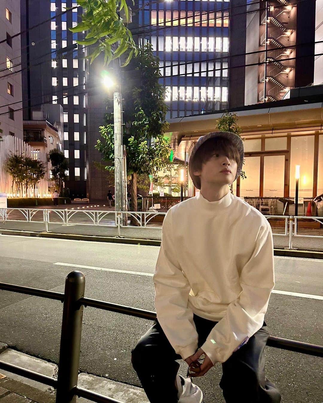 のインスタグラム：「⁡ 格好つけて壁に寄りかかって写真撮って背中が汚れた1日😇  tops：@dior pants：original shoes：@jilsander hat：@dior glasses：@eyevan_official accessory：@cartier  #たまコーデ #fashion」