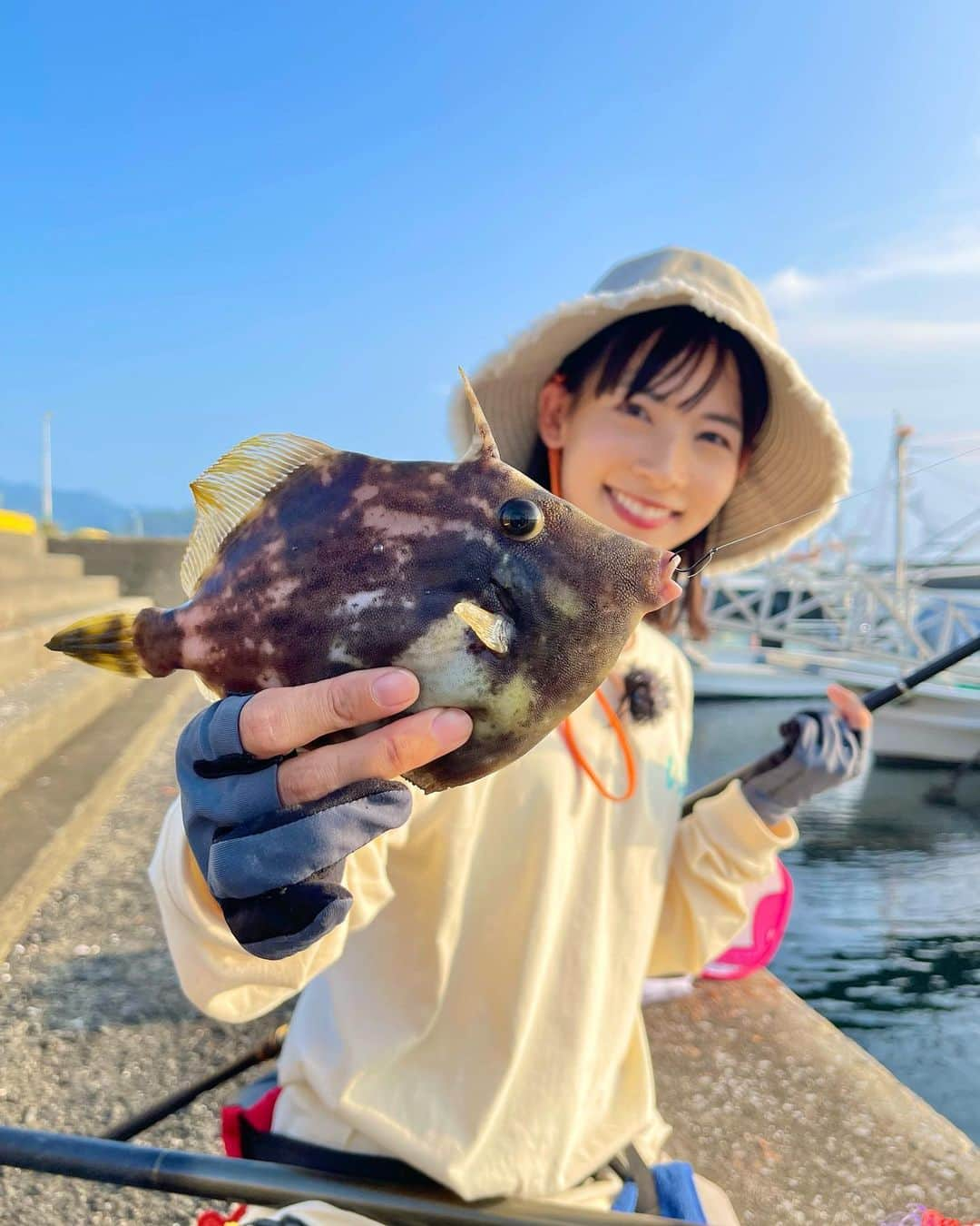 阪本智子さんのインスタグラム写真 - (阪本智子Instagram)「🎣♡  チヌと一緒にお刺身盛りになっていたのは、 私が大好きなカワハギでした！  フカセでカワハギが釣れるなんて🥹 喜びすぎている動画は @hirokyufishingbait のYouTubeでぜひ見てください🩷  #釣り #フカセ釣り #チヌ釣り #カワハギ #阪本智子」9月27日 18時58分 - tomoko_sakamoto423