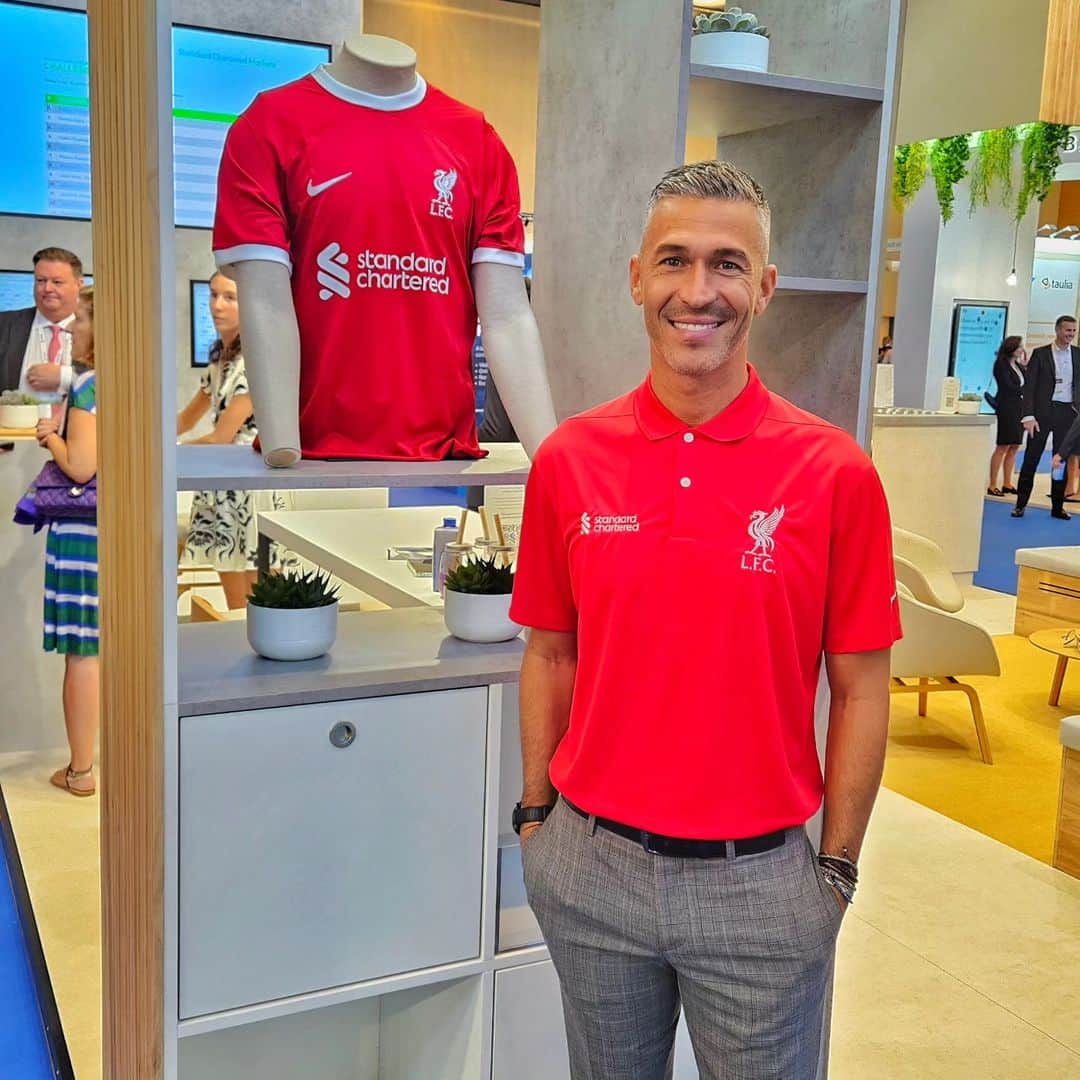 ルイス・ハビエル・ガルシア・サンスのインスタグラム：「Great to be back to my hometown with LFC and SCB. Always ready to learn and develop more skills, so incredibly necessaries for a more and more competitive world.  #morethanagame #Barcelona #Banking&finance」