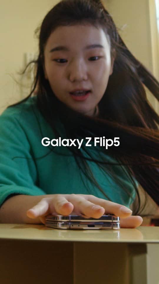 Samsung Mobileのインスタグラム：「Folds in a flash. Stay ready with the #GalaxyZFlip5. #JoinTheFlipSide  Learn more: samsung.com」
