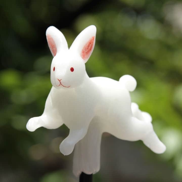 レッツエンジョイ東京のインスタグラム：「浅草で飴細工づくりに挑戦🐇✨  「浅草 飴細工 アメシン」は、日本の伝統技術「飴細工」の体験ができるスポット。やわらかい飴を和バサミと素手で造形し、自分だけのかわいいウサギをつくります。  一見難易度の高そうな飴細工作りですが、工程やコツを職人さんが丁寧に教えてくれるだけでなく、本番前に練習もできるので、初めての人でも安心です。  ひとかたまりの飴から、自らの手とハサミで作るウサギは、どんな表情や形でも愛着はひとしお。家族や友人、恋人と訪れて、お互いの作品をプレゼントし合うのも良いかも。  また、店舗ではさまざまな種類、価格帯のあめ製品も販売しています。体験を楽しんだあとは、お土産をゲットするのもオススメ😊  📷浅草 飴細工 アメシン 花川戸店 @shinri_tezuka 📍東京都台東区花川戸2-9-1 堀ビル1F 🚉浅草  #レッツエンジョイ東京 #おでかけ #おでかけスポット #アメシン #浅草飴細工アメシン #飴細工アメシンデート #デートスポット #東京デート #浅草デート #浅草デートスポット #浅草デートプラン #浅草スイーツ #浅草土産 #浅草観光 #東京観光 #飴細工 #飴細工体験 #飴 #アメ #お菓子 #おやつ #キャンディ #可愛いスイーツ #体験教室 #ワークショップ #浅草 #東京」