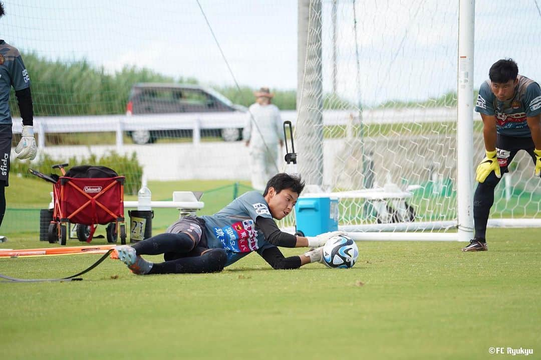 FC琉球さんのインスタグラム写真 - (FC琉球Instagram)「📷｜𝙋𝙃𝙊𝙏𝙊𝙂𝘼𝙇𝙇𝙀𝙍𝙔 9/27 TR🔥  🏟｜𝙉𝙀𝙓𝙏 𝙃𝙊𝙈𝙀𝙂𝘼𝙈𝙀 ▶︎▶︎▶︎ 9/30(土）18:30k/o AC長野パルセイロ 📍タピスタ  FC琉球  #FCRYUKYU  #沖縄  #okinawa  #琉球  #jleague #Jリーグ  #サッカー  #football  #soccer  #sfida  #ジンベーニョ  #沖縄とともに強くなる #ONEOKINAWA  #J30」9月27日 19時02分 - fcryukyu