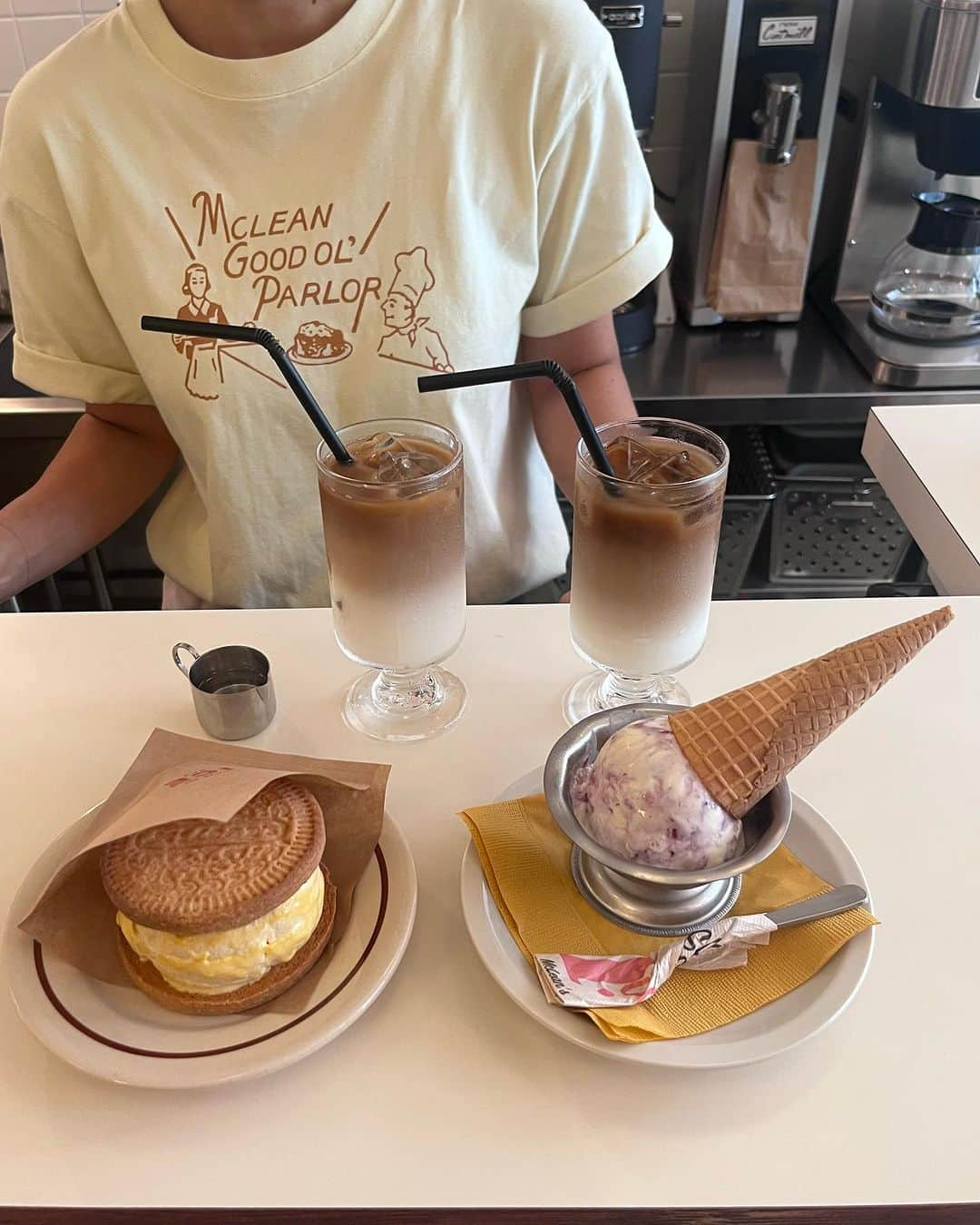 エリンコのインスタグラム：「🍨 . 8/10にオープンした蔵前にあるカフェ @mclean_parlor へ🧇☕️ . ヴィンテージ感もあって 雰囲気がとても可愛いかった🤎 . McLean-GOOD OL'PARLOR 📍東京都台東区蔵前2-1-32 1F 10:00-17:00 定休日 月曜日 . #蔵前カフェ #アメリカンカフェ #mcleangoodolparlor #アイスクリーム #東京カフェ #東京スイーツ #カフェ巡り #カフェ #東京カフェ巡り #tokyo #えりんコーデ #えりんこヘアアレンジ #えりんこカフェ巡り」