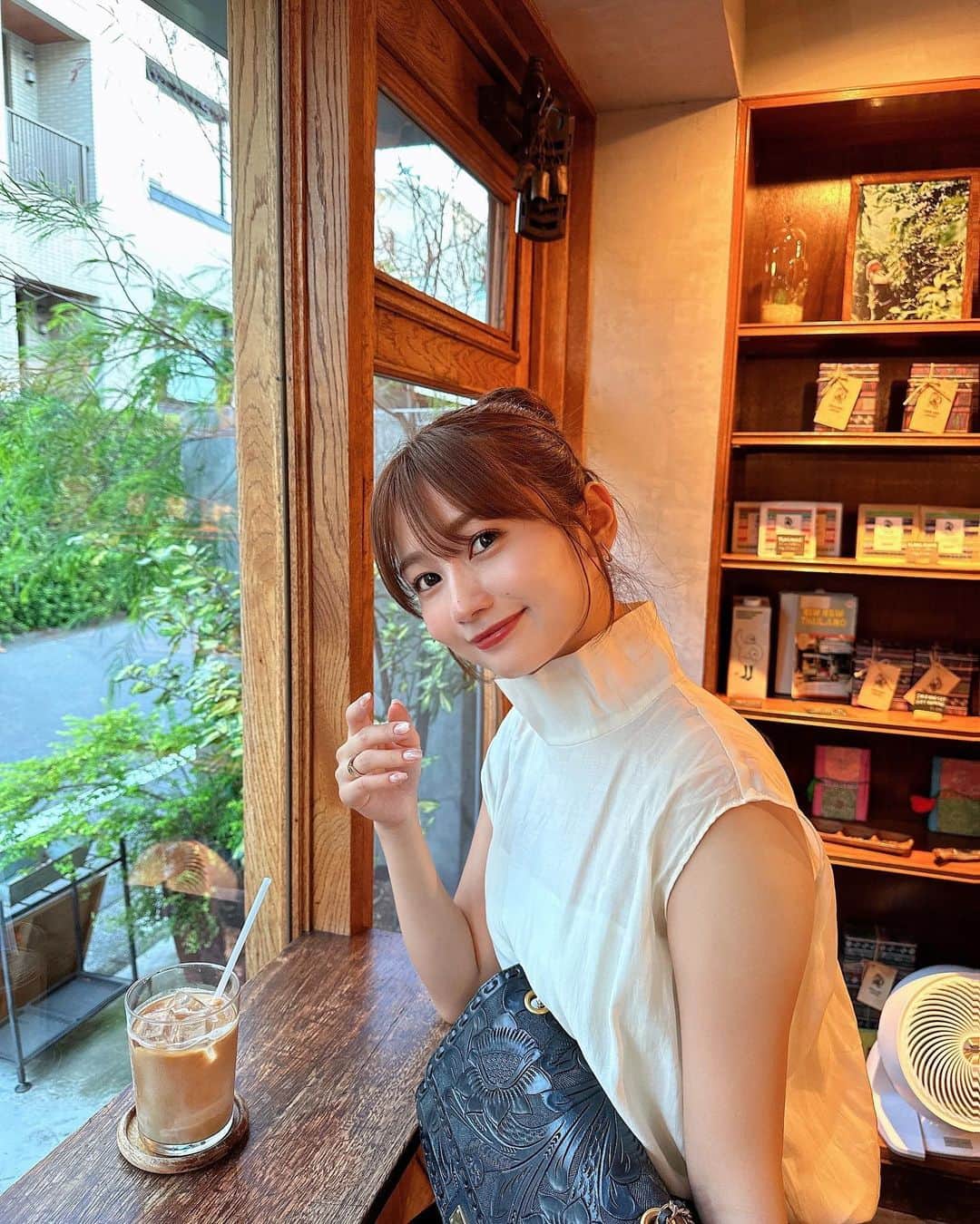 細沼紗花さんのインスタグラム写真 - (細沼紗花Instagram)「.  こだわりたっぷりの雰囲気が素敵なカフェ🌿 コーヒーの香りが本当に良くて美味しかったなぁ…☕️  . #カフェ#神楽坂カフェ #おだんごヘア#おだんごアレンジ」9月27日 19時06分 - sayaka_hosonuma