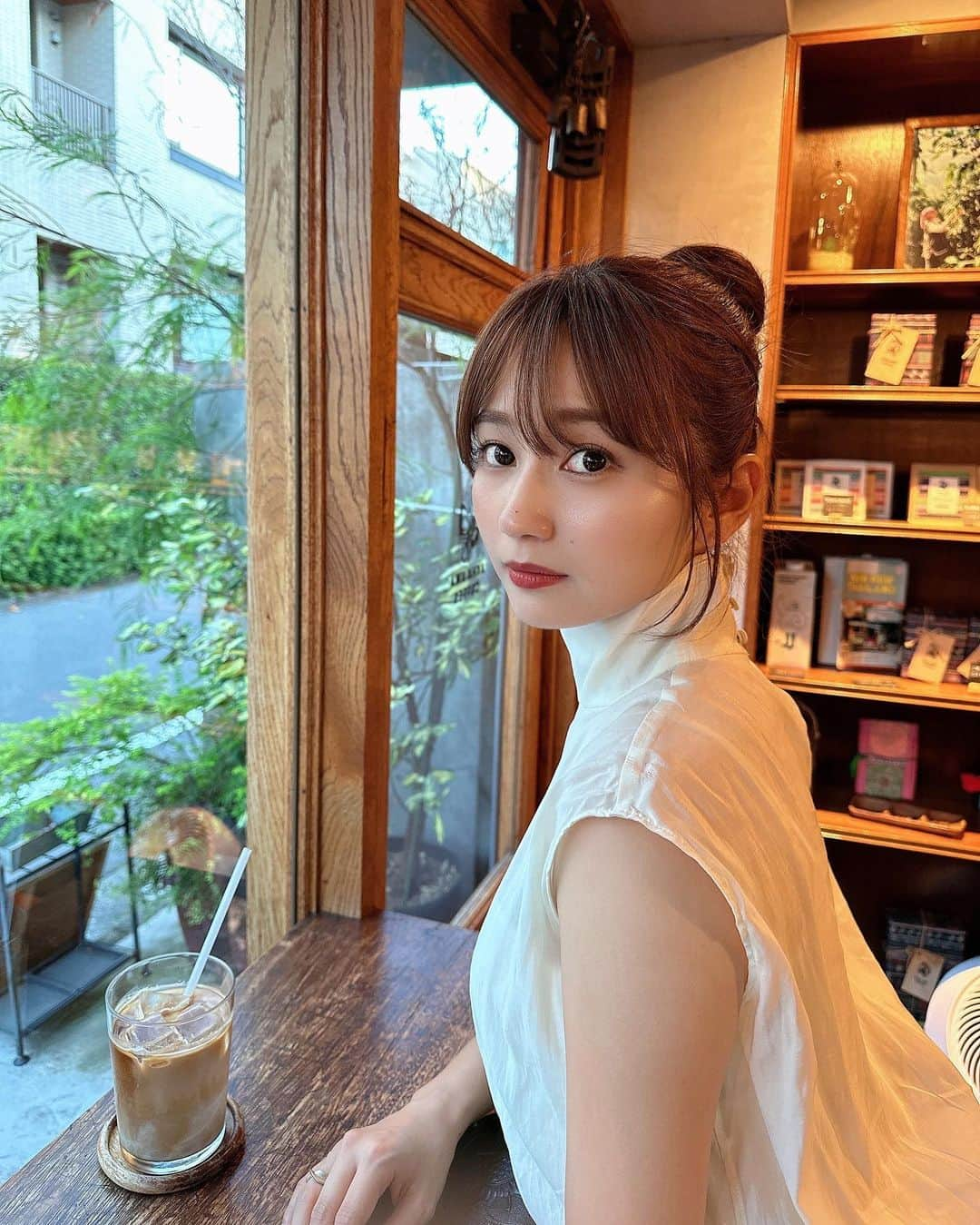 細沼紗花さんのインスタグラム写真 - (細沼紗花Instagram)「.  こだわりたっぷりの雰囲気が素敵なカフェ🌿 コーヒーの香りが本当に良くて美味しかったなぁ…☕️  . #カフェ#神楽坂カフェ #おだんごヘア#おだんごアレンジ」9月27日 19時06分 - sayaka_hosonuma