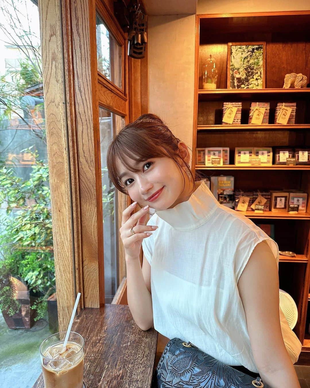 細沼紗花さんのインスタグラム写真 - (細沼紗花Instagram)「.  こだわりたっぷりの雰囲気が素敵なカフェ🌿 コーヒーの香りが本当に良くて美味しかったなぁ…☕️  . #カフェ#神楽坂カフェ #おだんごヘア#おだんごアレンジ」9月27日 19時06分 - sayaka_hosonuma