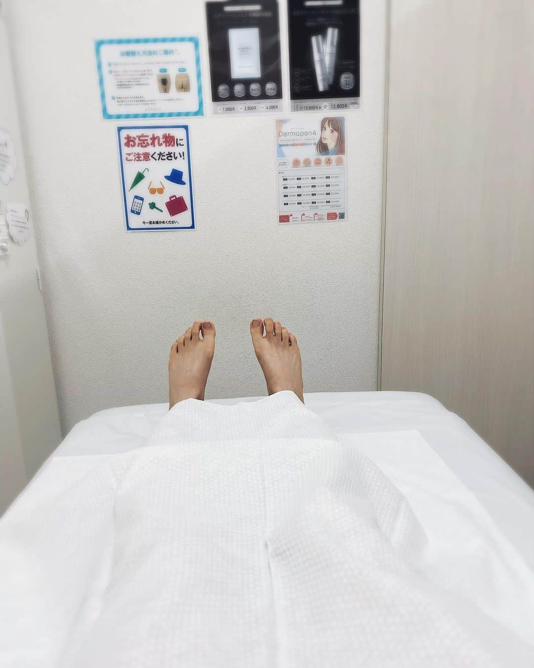 坂本礼美さんのインスタグラム写真 - (坂本礼美Instagram)「. エミナルクリニック銀座院 🎀　@eminalclinic 🎀にて医療脱毛🩷  気がついたらもう4回目🐰🤍 すでにツルツルでこの夏はなにもストレスなく過ごせました🌻♡  全国に60院あるクリニックなので安心して通っています🐾  処理しづらい背中・うなじ・おしりなどはシェービング無料だし、 全身+VIO医療脱毛 5回コースが、分割だと月々1,100円※医療ローン 一括払いだと76,000円（税込）🤍でできちゃいます🤲🏻  院内はとーっても清潔感があって✨ メイクルームとか内装が可愛いし🐰🎀 なにより看護師の方々がとてもとても親切で優しいのです🥺🩷  最短1ヶ月のペースで通えて 1回の来院で全身丸ごとお手入れ可能なのも嬉しい☺️✨✨  本当におすすめのクリニックだから悩んでいる方や気になる方は是非カウンセリングしてもらってみてね🫡🩷🩷  #PR #エミナル #エミナルクリニック #脱毛 #医療脱毛 #脱毛クリニック #美肌ケア #モチベーション #垢抜け」9月27日 19時07分 - remi_1103