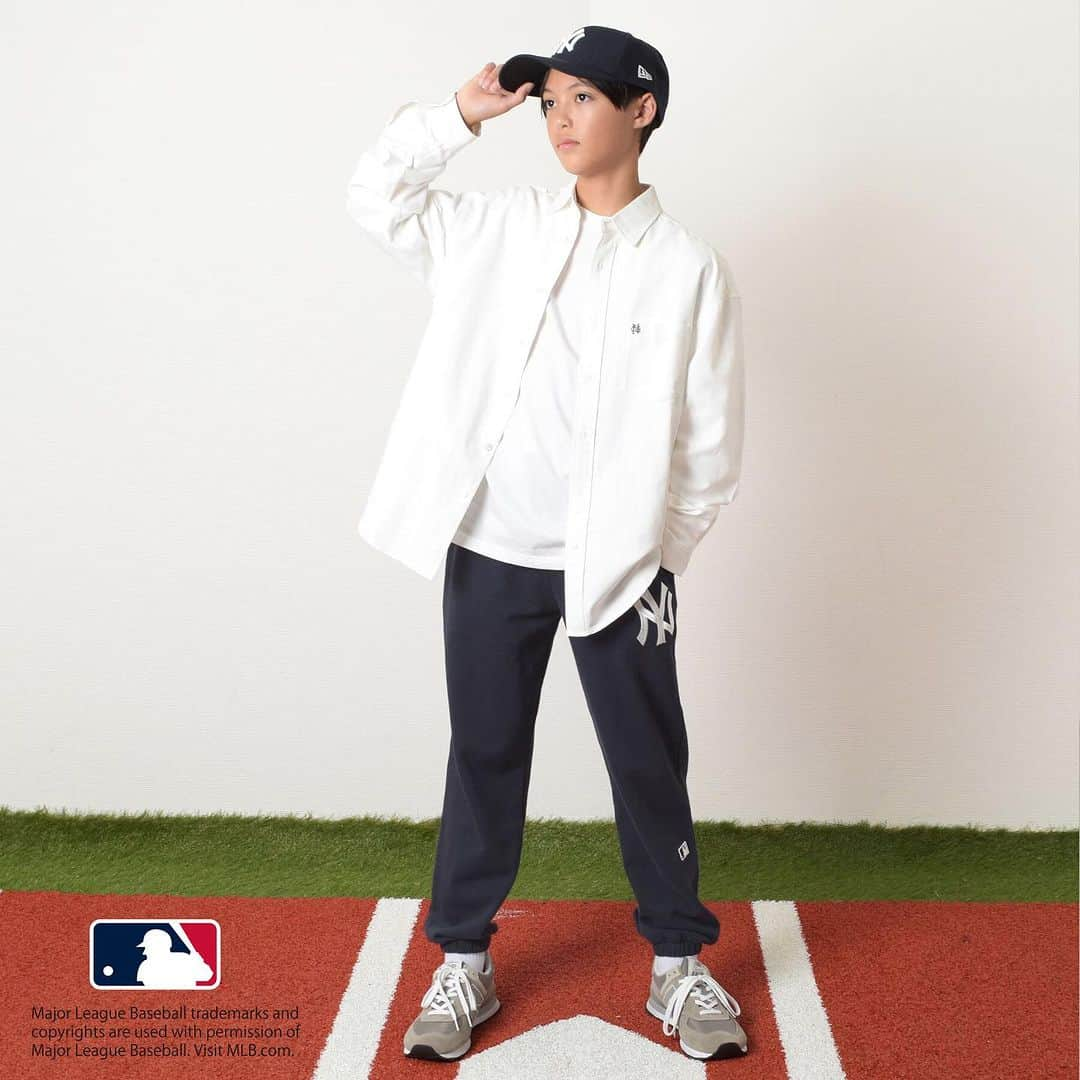 GLAZOSさんのインスタグラム写真 - (GLAZOSInstagram)「@glazos_official⇦🍂GLAZOS秋冬新作のご紹介⛄  ＼＼⚾【MLB別注アイテム】発売開始⚾／／ ⁡ メジャーリーグのオリジナルデザインアイテムがGLAZOSより登場✨  定番のスウェットアイテムや、スタジャンなど、球団のアイコン・チームロゴを大胆な刺繍で贅沢に落とし込んだ、キャッチーな1着となっています。  GLAZOSでしか手に入れることのできない、 トレンド感溢れる注目別注アイテムをお見逃しなく◎  【MLB】チーム刺しゅうロゴスタジャン（10月上旬ごろ入荷予定） 140～170㎝ ￥8,910  【MLB】チーム刺しゅうワッペン付きボアフードジャケット 140～170㎝ ￥5,940  【MLB】裏毛チーム刺しゅうワッペン付きパーカー 140～170㎝ ￥3,850  【MLB】裏毛ロゴプリントトレーナー 140～170㎝ ￥3,520  【MLB】ロゴプリント長袖Tシャツ 140～170㎝ ￥2,970  【 MLB / メジャーリーグベースボール 】とは メジャーリーグとは、最も歴史のあるプロ野球リーグであり、米国とカナダにおける30の世界最高水準の加盟球団によって構成されています。 米国、カナダ、そして世界中のコミュニティに影響を与え、野球のビジネス、マーケティング、 地域社会のあらゆる取り組みに浸透し、社会におけるスポーツの役割を更新し続けています。 近年は日本人選手の活躍も光り、日本でも大注目のリーグとなっています。  ⁡いいなと思ったら💗 忘れないように右の保存マークをタップ👆  #glazos #グラソス #中学生コーデ #中学生男子 #小学生コーデ #小学生男子 #お洒落さんと繋がりたい #男の子ママ #子供服 #ストリート #ストリート男子 #ストリートコーデ #メンズ服 #メンズコーデ #fashion #mensclothing #coordinate #おでかけコーデ #今日の服 #メジャーリーグ #MLB #ベースボール #野球 #baseball #野球少年 #野球部 #メジャー #Angels #Yankees #Athletics #Yankees」9月27日 19時07分 - glazos_official