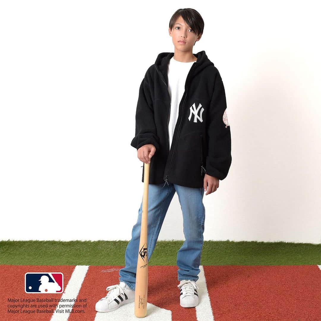 GLAZOSさんのインスタグラム写真 - (GLAZOSInstagram)「@glazos_official⇦🍂GLAZOS秋冬新作のご紹介⛄  ＼＼⚾【MLB別注アイテム】発売開始⚾／／ ⁡ メジャーリーグのオリジナルデザインアイテムがGLAZOSより登場✨  定番のスウェットアイテムや、スタジャンなど、球団のアイコン・チームロゴを大胆な刺繍で贅沢に落とし込んだ、キャッチーな1着となっています。  GLAZOSでしか手に入れることのできない、 トレンド感溢れる注目別注アイテムをお見逃しなく◎  【MLB】チーム刺しゅうロゴスタジャン（10月上旬ごろ入荷予定） 140～170㎝ ￥8,910  【MLB】チーム刺しゅうワッペン付きボアフードジャケット 140～170㎝ ￥5,940  【MLB】裏毛チーム刺しゅうワッペン付きパーカー 140～170㎝ ￥3,850  【MLB】裏毛ロゴプリントトレーナー 140～170㎝ ￥3,520  【MLB】ロゴプリント長袖Tシャツ 140～170㎝ ￥2,970  【 MLB / メジャーリーグベースボール 】とは メジャーリーグとは、最も歴史のあるプロ野球リーグであり、米国とカナダにおける30の世界最高水準の加盟球団によって構成されています。 米国、カナダ、そして世界中のコミュニティに影響を与え、野球のビジネス、マーケティング、 地域社会のあらゆる取り組みに浸透し、社会におけるスポーツの役割を更新し続けています。 近年は日本人選手の活躍も光り、日本でも大注目のリーグとなっています。  ⁡いいなと思ったら💗 忘れないように右の保存マークをタップ👆  #glazos #グラソス #中学生コーデ #中学生男子 #小学生コーデ #小学生男子 #お洒落さんと繋がりたい #男の子ママ #子供服 #ストリート #ストリート男子 #ストリートコーデ #メンズ服 #メンズコーデ #fashion #mensclothing #coordinate #おでかけコーデ #今日の服 #メジャーリーグ #MLB #ベースボール #野球 #baseball #野球少年 #野球部 #メジャー #Angels #Yankees #Athletics #Yankees」9月27日 19時07分 - glazos_official