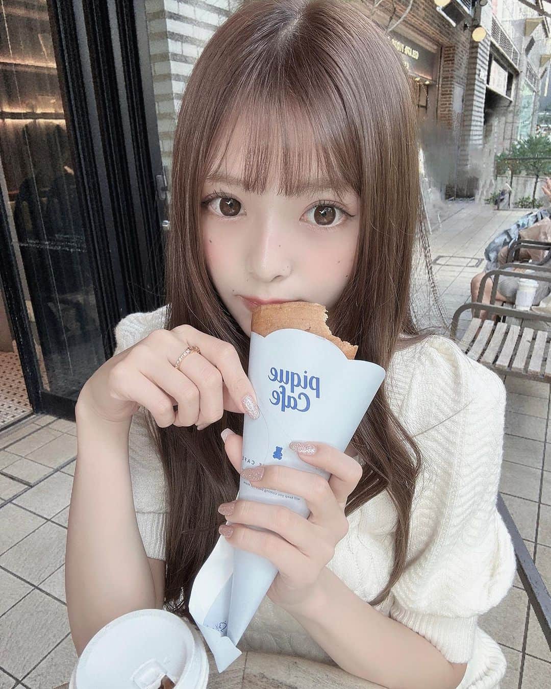 りのちぃのインスタグラム：「ジェラピケカフェ🤍 ここのクレープめーっちゃ おいしかった😭🤍 星⭐️⭐️⭐️⭐️⭐️👏🏻  ゴロゴロ入ってるの好きじゃないから このシンプルなのたまらん🤤🤤 髪の毛もちょっと暗くした✌🏻 少し暗めのぱっつんが落ち着く💞」