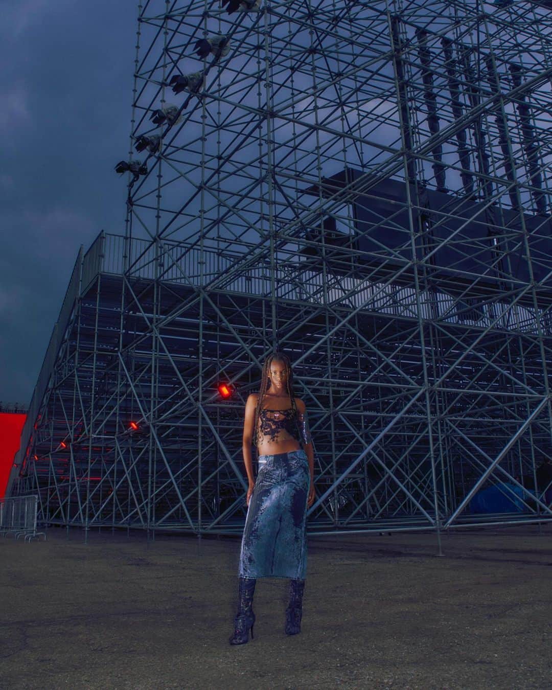 ディーゼルのインスタグラム：「Top billing.   Denim, Pop, Artisanal and Utility. Creative director @glennmartens stretched the limits of his vision for the #DieselSS24 Runway Show with looks that combined craftsmanship, wit and humor. Devoré denim was sexy and distressed with some pieces reverse printed with the red Diesel logo. Shredded jacquard knits looked like cobwebs of destroyed. Pants made entirely of cargo pockets made fun of traditional utility gear.   See all the looks from the show at the link in bio.   #ForSuccessfulLiving」