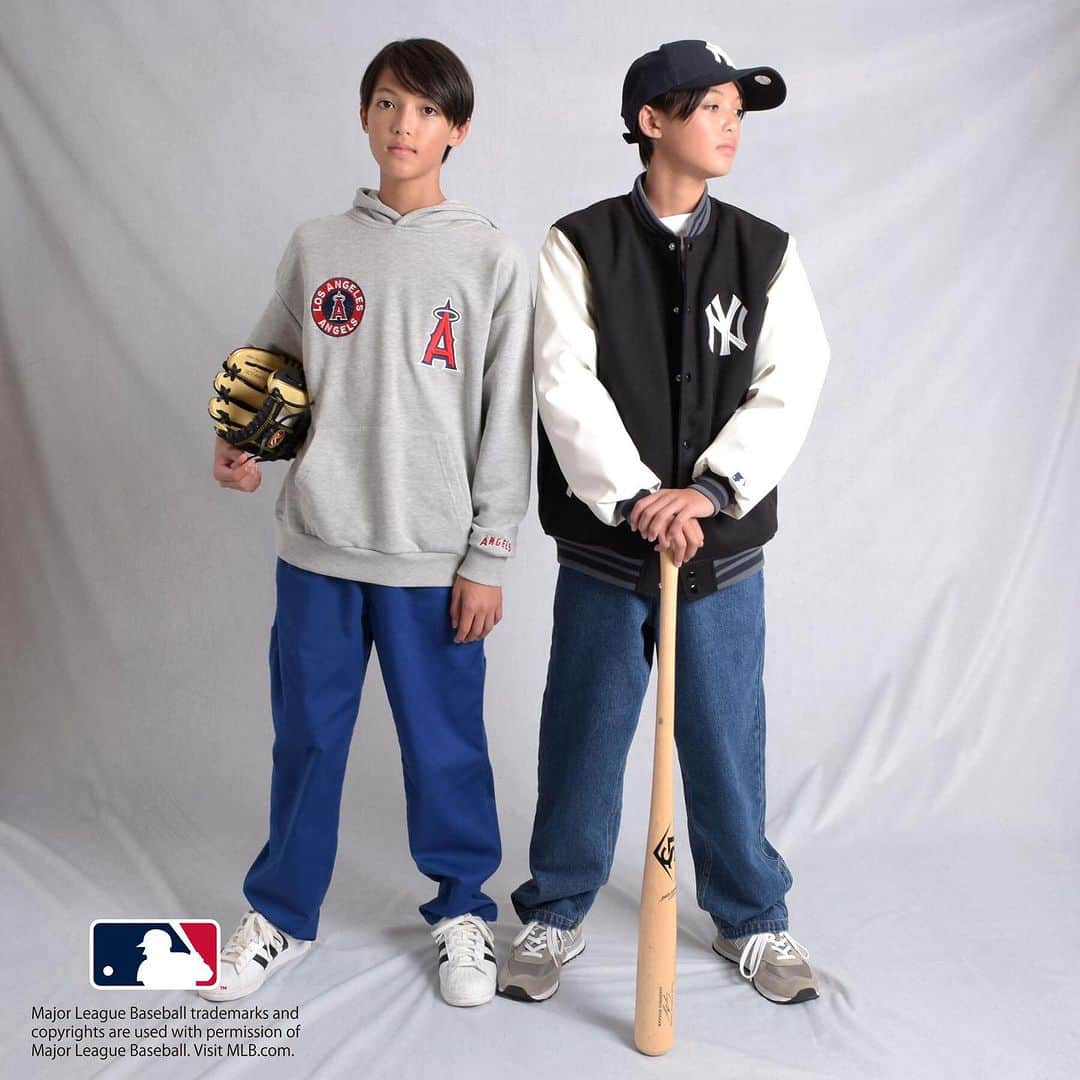 GLAZOSさんのインスタグラム写真 - (GLAZOSInstagram)「@glazos_official⇦🍂GLAZOS秋冬新作のご紹介⛄  ＼＼⚾【MLB別注アイテム】発売開始⚾／／ ⁡ メジャーリーグのオリジナルデザインアイテムがGLAZOSより登場✨  定番のスウェットアイテムや、スタジャンなど、球団のアイコン・チームロゴを大胆な刺繍で贅沢に落とし込んだ、キャッチーな1着となっています。  GLAZOSでしか手に入れることのできない、 トレンド感溢れる注目別注アイテムをお見逃しなく◎  【MLB】チーム刺しゅうロゴスタジャン（10月上旬ごろ入荷予定） 140～170㎝ ￥8,910  【MLB】チーム刺しゅうワッペン付きボアフードジャケット 140～170㎝ ￥5,940  【MLB】裏毛チーム刺しゅうワッペン付きパーカー 140～170㎝ ￥3,850  【MLB】裏毛ロゴプリントトレーナー 140～170㎝ ￥3,520  【MLB】ロゴプリント長袖Tシャツ 140～170㎝ ￥2,970  【 MLB / メジャーリーグベースボール 】とは メジャーリーグとは、最も歴史のあるプロ野球リーグであり、米国とカナダにおける30の世界最高水準の加盟球団によって構成されています。 米国、カナダ、そして世界中のコミュニティに影響を与え、野球のビジネス、マーケティング、 地域社会のあらゆる取り組みに浸透し、社会におけるスポーツの役割を更新し続けています。 近年は日本人選手の活躍も光り、日本でも大注目のリーグとなっています。  ⁡いいなと思ったら💗 忘れないように右の保存マークをタップ👆  #glazos #グラソス #中学生コーデ #中学生男子 #小学生コーデ #小学生男子 #お洒落さんと繋がりたい #男の子ママ #子供服 #ストリート #ストリート男子 #ストリートコーデ #メンズ服 #メンズコーデ #fashion #mensclothing #coordinate #おでかけコーデ #今日の服 #メジャーリーグ #MLB #ベースボール #野球 #baseball #野球少年 #野球部 #メジャー #Angels #Yankees #Athletics #Yankees」9月27日 19時10分 - glazos_official