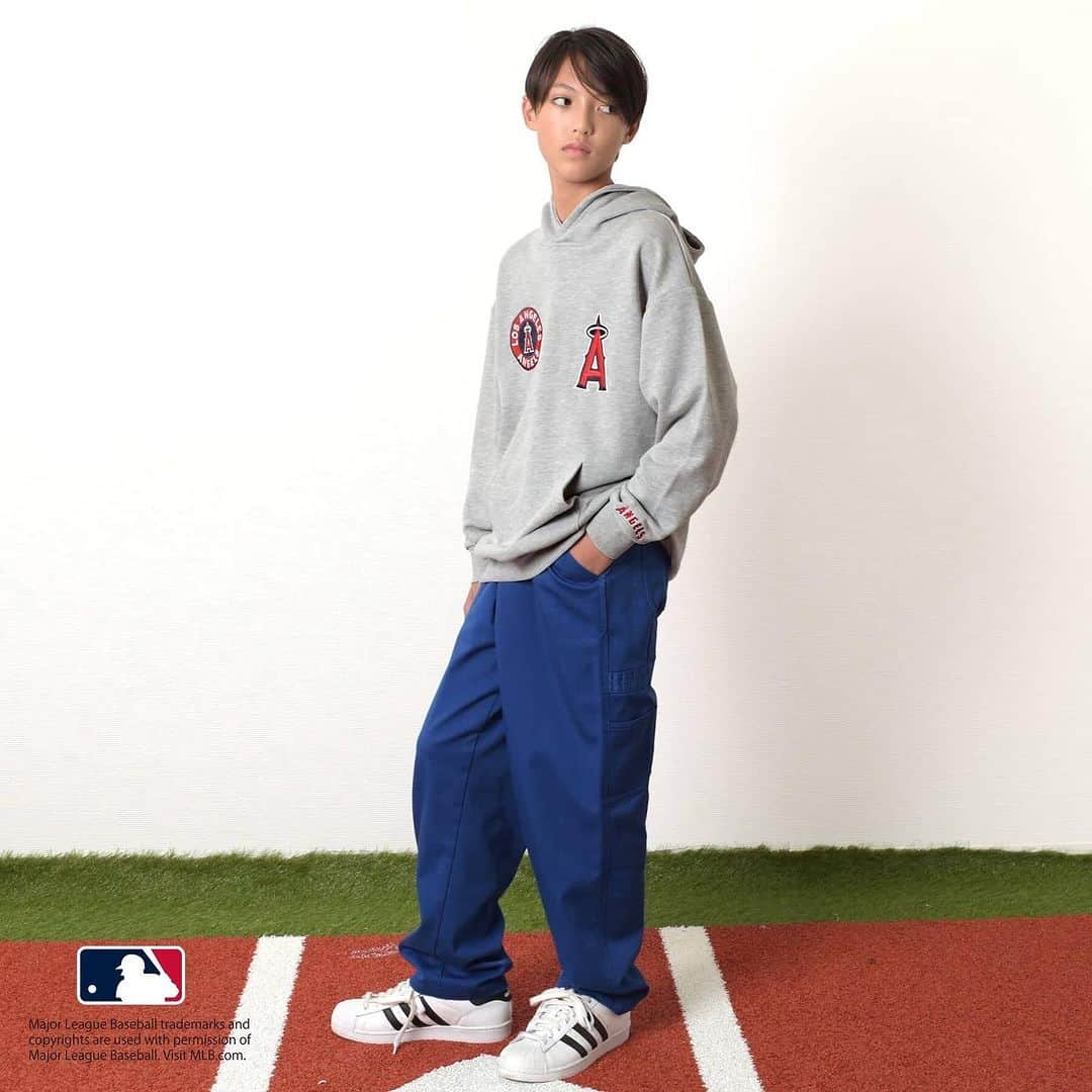 GLAZOSさんのインスタグラム写真 - (GLAZOSInstagram)「@glazos_official⇦🍂GLAZOS秋冬新作のご紹介⛄  ＼＼⚾【MLB別注アイテム】発売開始⚾／／ ⁡ メジャーリーグのオリジナルデザインアイテムがGLAZOSより登場✨  定番のスウェットアイテムや、スタジャンなど、球団のアイコン・チームロゴを大胆な刺繍で贅沢に落とし込んだ、キャッチーな1着となっています。  GLAZOSでしか手に入れることのできない、 トレンド感溢れる注目別注アイテムをお見逃しなく◎  【MLB】チーム刺しゅうロゴスタジャン（10月上旬ごろ入荷予定） 140～170㎝ ￥8,910  【MLB】チーム刺しゅうワッペン付きボアフードジャケット 140～170㎝ ￥5,940  【MLB】裏毛チーム刺しゅうワッペン付きパーカー 140～170㎝ ￥3,850  【MLB】裏毛ロゴプリントトレーナー 140～170㎝ ￥3,520  【MLB】ロゴプリント長袖Tシャツ 140～170㎝ ￥2,970  【 MLB / メジャーリーグベースボール 】とは メジャーリーグとは、最も歴史のあるプロ野球リーグであり、米国とカナダにおける30の世界最高水準の加盟球団によって構成されています。 米国、カナダ、そして世界中のコミュニティに影響を与え、野球のビジネス、マーケティング、 地域社会のあらゆる取り組みに浸透し、社会におけるスポーツの役割を更新し続けています。 近年は日本人選手の活躍も光り、日本でも大注目のリーグとなっています。  ⁡いいなと思ったら💗 忘れないように右の保存マークをタップ👆  #glazos #グラソス #中学生コーデ #中学生男子 #小学生コーデ #小学生男子 #お洒落さんと繋がりたい #男の子ママ #子供服 #ストリート #ストリート男子 #ストリートコーデ #メンズ服 #メンズコーデ #fashion #mensclothing #coordinate #おでかけコーデ #今日の服 #メジャーリーグ #MLB #ベースボール #野球 #baseball #野球少年 #野球部 #メジャー #Angels #Yankees #Athletics #Yankees」9月27日 19時10分 - glazos_official