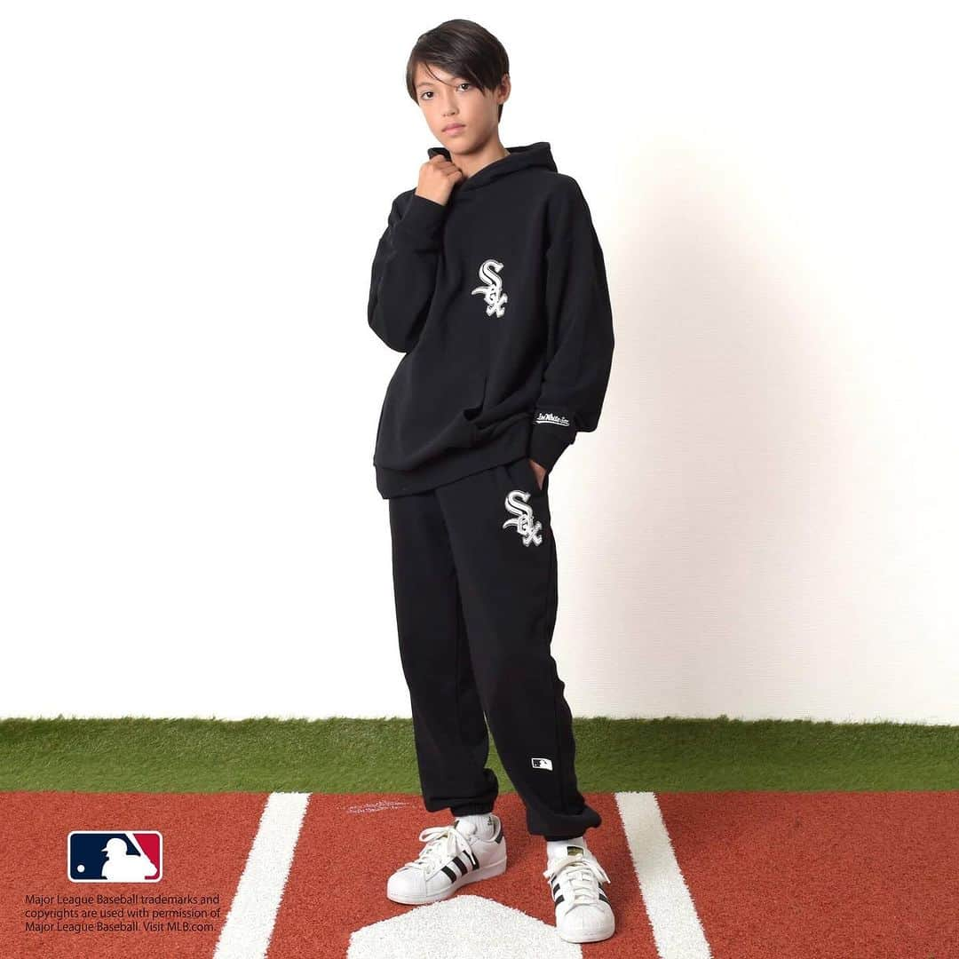 GLAZOSさんのインスタグラム写真 - (GLAZOSInstagram)「@glazos_official⇦🍂GLAZOS秋冬新作のご紹介⛄  ＼＼⚾【MLB別注アイテム】発売開始⚾／／ ⁡ メジャーリーグのオリジナルデザインアイテムがGLAZOSより登場✨  定番のスウェットアイテムや、スタジャンなど、球団のアイコン・チームロゴを大胆な刺繍で贅沢に落とし込んだ、キャッチーな1着となっています。  GLAZOSでしか手に入れることのできない、 トレンド感溢れる注目別注アイテムをお見逃しなく◎  【MLB】チーム刺しゅうロゴスタジャン（10月上旬ごろ入荷予定） 140～170㎝ ￥8,910  【MLB】チーム刺しゅうワッペン付きボアフードジャケット 140～170㎝ ￥5,940  【MLB】裏毛チーム刺しゅうワッペン付きパーカー 140～170㎝ ￥3,850  【MLB】裏毛ロゴプリントトレーナー 140～170㎝ ￥3,520  【MLB】ロゴプリント長袖Tシャツ 140～170㎝ ￥2,970  【 MLB / メジャーリーグベースボール 】とは メジャーリーグとは、最も歴史のあるプロ野球リーグであり、米国とカナダにおける30の世界最高水準の加盟球団によって構成されています。 米国、カナダ、そして世界中のコミュニティに影響を与え、野球のビジネス、マーケティング、 地域社会のあらゆる取り組みに浸透し、社会におけるスポーツの役割を更新し続けています。 近年は日本人選手の活躍も光り、日本でも大注目のリーグとなっています。  ⁡いいなと思ったら💗 忘れないように右の保存マークをタップ👆  #glazos #グラソス #中学生コーデ #中学生男子 #小学生コーデ #小学生男子 #お洒落さんと繋がりたい #男の子ママ #子供服 #ストリート #ストリート男子 #ストリートコーデ #メンズ服 #メンズコーデ #fashion #mensclothing #coordinate #おでかけコーデ #今日の服 #メジャーリーグ #MLB #ベースボール #野球 #baseball #野球少年 #野球部 #メジャー #Angels #Yankees #Athletics #Yankees」9月27日 19時10分 - glazos_official