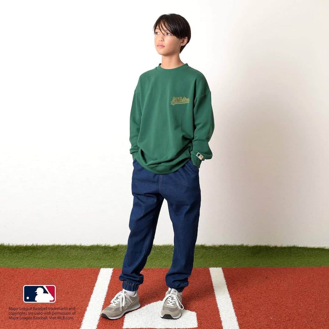 GLAZOSさんのインスタグラム写真 - (GLAZOSInstagram)「@glazos_official⇦🍂GLAZOS秋冬新作のご紹介⛄  ＼＼⚾【MLB別注アイテム】発売開始⚾／／ ⁡ メジャーリーグのオリジナルデザインアイテムがGLAZOSより登場✨  定番のスウェットアイテムや、スタジャンなど、球団のアイコン・チームロゴを大胆な刺繍で贅沢に落とし込んだ、キャッチーな1着となっています。  GLAZOSでしか手に入れることのできない、 トレンド感溢れる注目別注アイテムをお見逃しなく◎  【MLB】チーム刺しゅうロゴスタジャン（10月上旬ごろ入荷予定） 140～170㎝ ￥8,910  【MLB】チーム刺しゅうワッペン付きボアフードジャケット 140～170㎝ ￥5,940  【MLB】裏毛チーム刺しゅうワッペン付きパーカー 140～170㎝ ￥3,850  【MLB】裏毛ロゴプリントトレーナー 140～170㎝ ￥3,520  【MLB】ロゴプリント長袖Tシャツ 140～170㎝ ￥2,970  【 MLB / メジャーリーグベースボール 】とは メジャーリーグとは、最も歴史のあるプロ野球リーグであり、米国とカナダにおける30の世界最高水準の加盟球団によって構成されています。 米国、カナダ、そして世界中のコミュニティに影響を与え、野球のビジネス、マーケティング、 地域社会のあらゆる取り組みに浸透し、社会におけるスポーツの役割を更新し続けています。 近年は日本人選手の活躍も光り、日本でも大注目のリーグとなっています。  ⁡いいなと思ったら💗 忘れないように右の保存マークをタップ👆  #glazos #グラソス #中学生コーデ #中学生男子 #小学生コーデ #小学生男子 #お洒落さんと繋がりたい #男の子ママ #子供服 #ストリート #ストリート男子 #ストリートコーデ #メンズ服 #メンズコーデ #fashion #mensclothing #coordinate #おでかけコーデ #今日の服 #メジャーリーグ #MLB #ベースボール #野球 #baseball #野球少年 #野球部 #メジャー #Angels #Yankees #Athletics #Yankees」9月27日 19時10分 - glazos_official