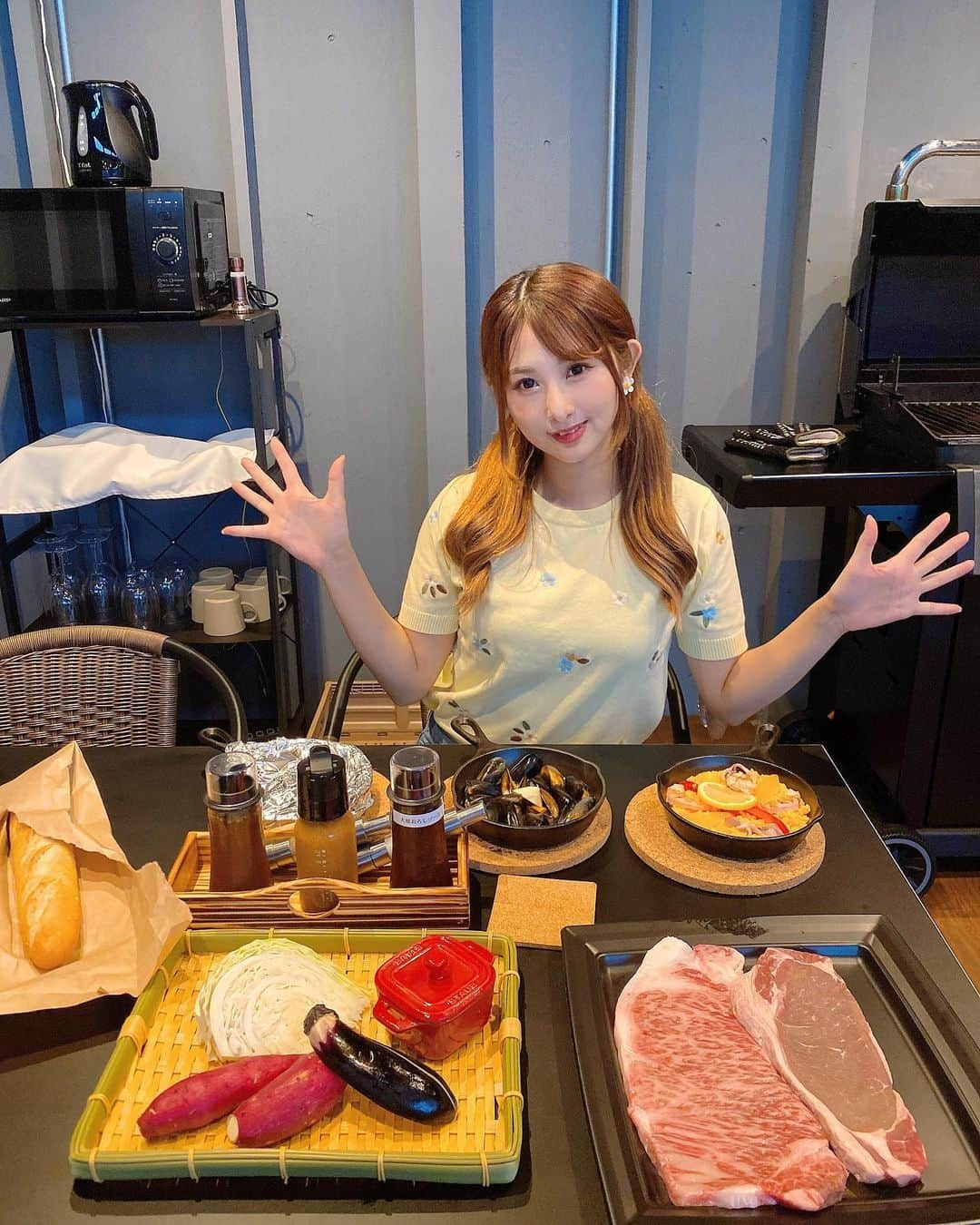 青野美沙稀さんのインスタグラム写真 - (青野美沙稀Instagram)「室内BBQ🍖  ザックくんもお肉いっぱい食べて ご機嫌でした〜😆！  #愛犬 #愛犬家 #犬のいる暮らし  #犬バカ部 #ザック #zack #愛犬と旅行 #旅行 #愛犬との時間 #bbq #室内bbq #愛犬とbbq」9月27日 19時12分 - misaki_aono