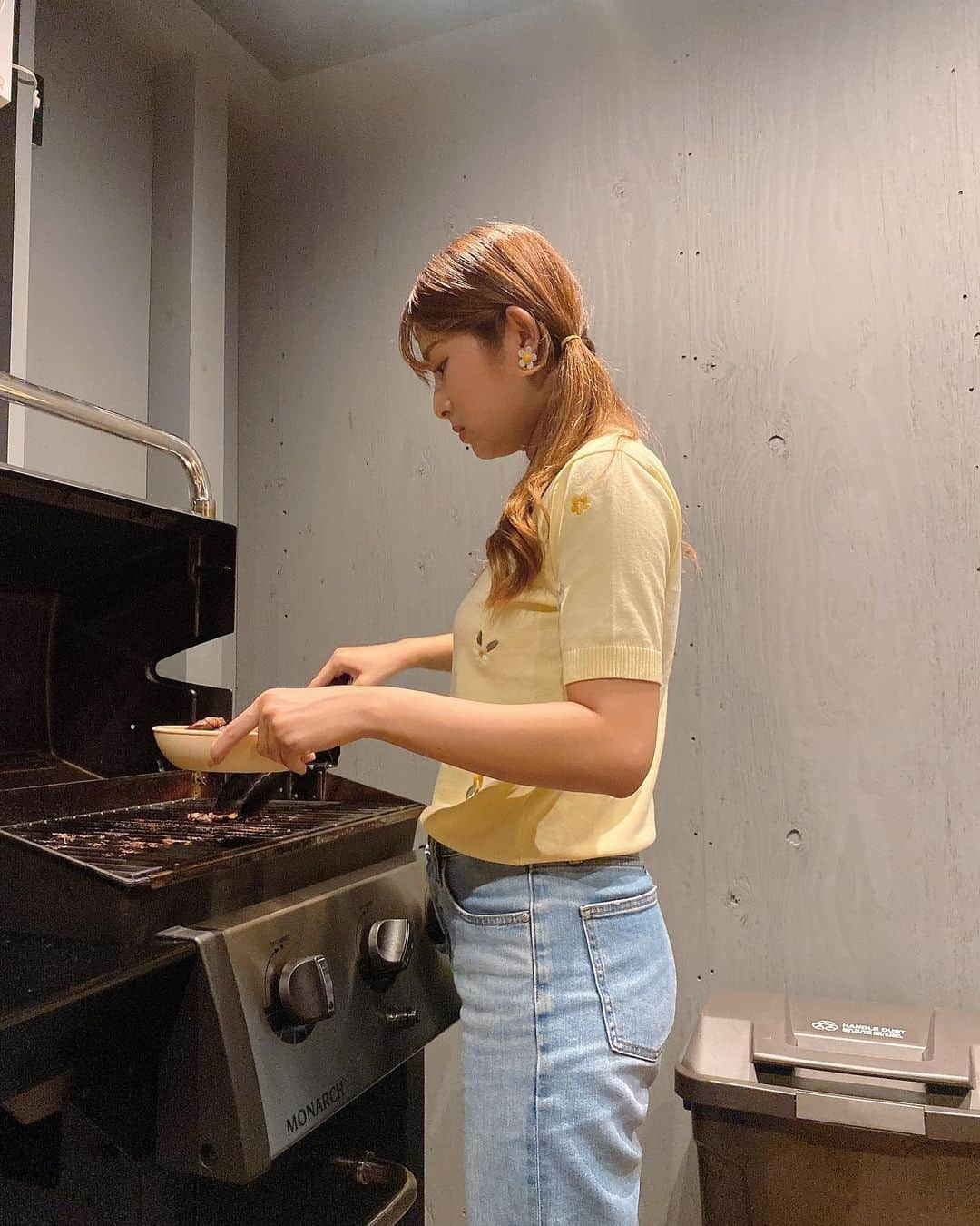 青野美沙稀さんのインスタグラム写真 - (青野美沙稀Instagram)「室内BBQ🍖  ザックくんもお肉いっぱい食べて ご機嫌でした〜😆！  #愛犬 #愛犬家 #犬のいる暮らし  #犬バカ部 #ザック #zack #愛犬と旅行 #旅行 #愛犬との時間 #bbq #室内bbq #愛犬とbbq」9月27日 19時12分 - misaki_aono