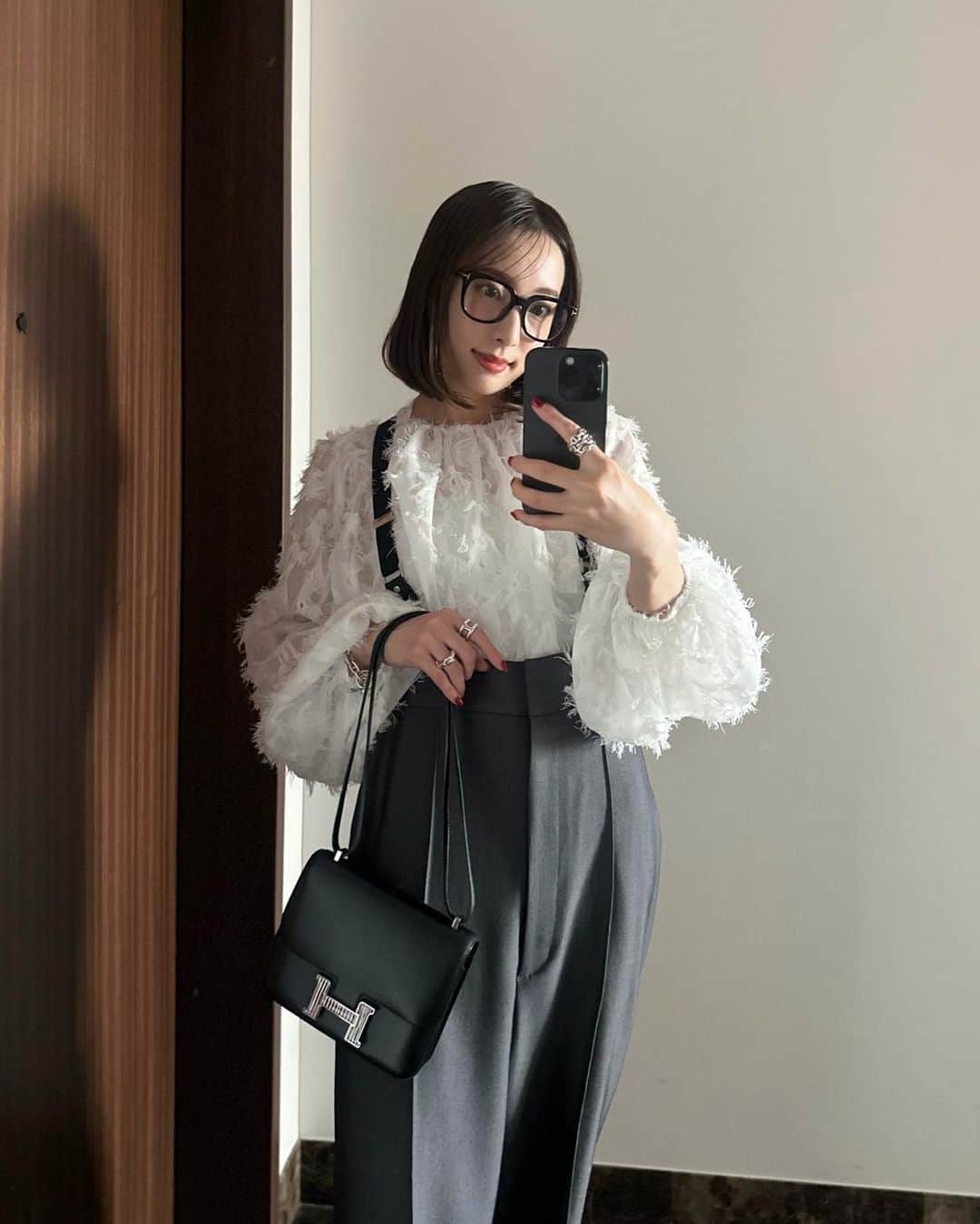 冨張愛さんのインスタグラム写真 - (冨張愛Instagram)「一歩外に出ると秋の香りがして とてつもなく幸せな気持ちになる今日この頃🍂 毎日1万歩歩いてて、どうしてそんなに歩くの？ と、聞かれる事が多いのだけど ただただ季節の香りを感じたいからなんです👻 という私のどうでも良い話は良いとして 最近お気に入りのサスペパンツ。 チャコールグレーのサスペンダーパンツは 今年絶対欲しかったものなので出会えて嬉しい。 * tops & pants ... #akte #アクテ @akte_official  shoes ... #manoloblahnik @manoloblahnik  👓 ... #tomford @tomford  bag ... #hermesconstance @hermes」9月27日 19時13分 - megumitomihari