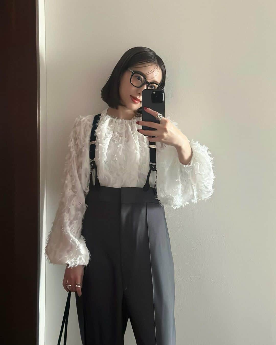 冨張愛さんのインスタグラム写真 - (冨張愛Instagram)「一歩外に出ると秋の香りがして とてつもなく幸せな気持ちになる今日この頃🍂 毎日1万歩歩いてて、どうしてそんなに歩くの？ と、聞かれる事が多いのだけど ただただ季節の香りを感じたいからなんです👻 という私のどうでも良い話は良いとして 最近お気に入りのサスペパンツ。 チャコールグレーのサスペンダーパンツは 今年絶対欲しかったものなので出会えて嬉しい。 * tops & pants ... #akte #アクテ @akte_official  shoes ... #manoloblahnik @manoloblahnik  👓 ... #tomford @tomford  bag ... #hermesconstance @hermes」9月27日 19時13分 - megumitomihari