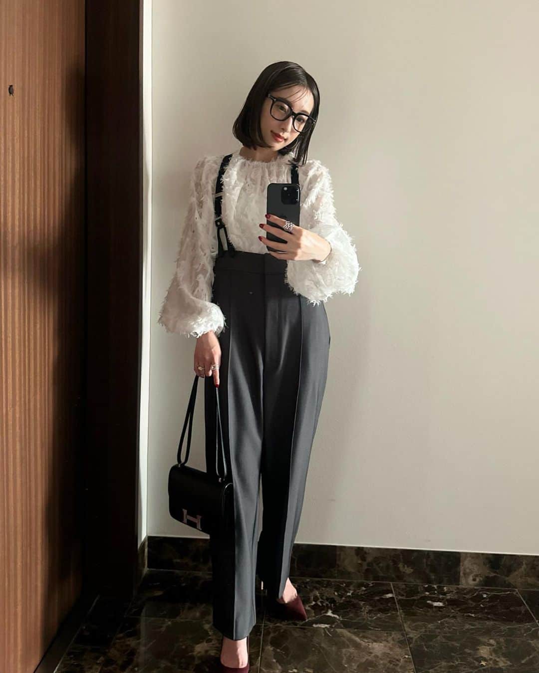 冨張愛さんのインスタグラム写真 - (冨張愛Instagram)「一歩外に出ると秋の香りがして とてつもなく幸せな気持ちになる今日この頃🍂 毎日1万歩歩いてて、どうしてそんなに歩くの？ と、聞かれる事が多いのだけど ただただ季節の香りを感じたいからなんです👻 という私のどうでも良い話は良いとして 最近お気に入りのサスペパンツ。 チャコールグレーのサスペンダーパンツは 今年絶対欲しかったものなので出会えて嬉しい。 * tops & pants ... #akte #アクテ @akte_official  shoes ... #manoloblahnik @manoloblahnik  👓 ... #tomford @tomford  bag ... #hermesconstance @hermes」9月27日 19時13分 - megumitomihari