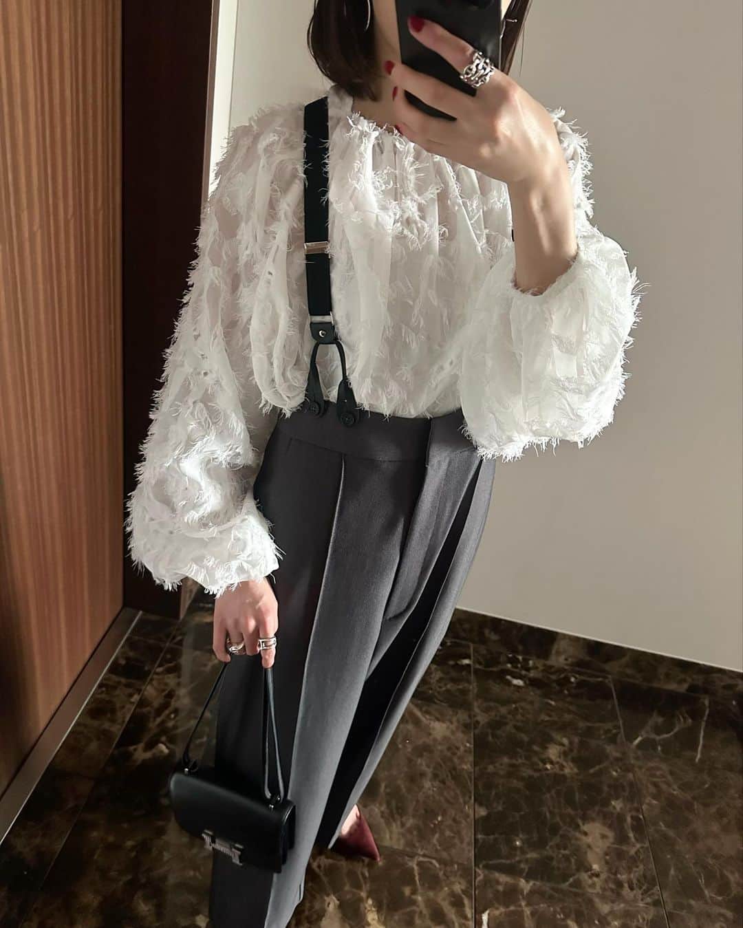 冨張愛さんのインスタグラム写真 - (冨張愛Instagram)「一歩外に出ると秋の香りがして とてつもなく幸せな気持ちになる今日この頃🍂 毎日1万歩歩いてて、どうしてそんなに歩くの？ と、聞かれる事が多いのだけど ただただ季節の香りを感じたいからなんです👻 という私のどうでも良い話は良いとして 最近お気に入りのサスペパンツ。 チャコールグレーのサスペンダーパンツは 今年絶対欲しかったものなので出会えて嬉しい。 * tops & pants ... #akte #アクテ @akte_official  shoes ... #manoloblahnik @manoloblahnik  👓 ... #tomford @tomford  bag ... #hermesconstance @hermes」9月27日 19時13分 - megumitomihari