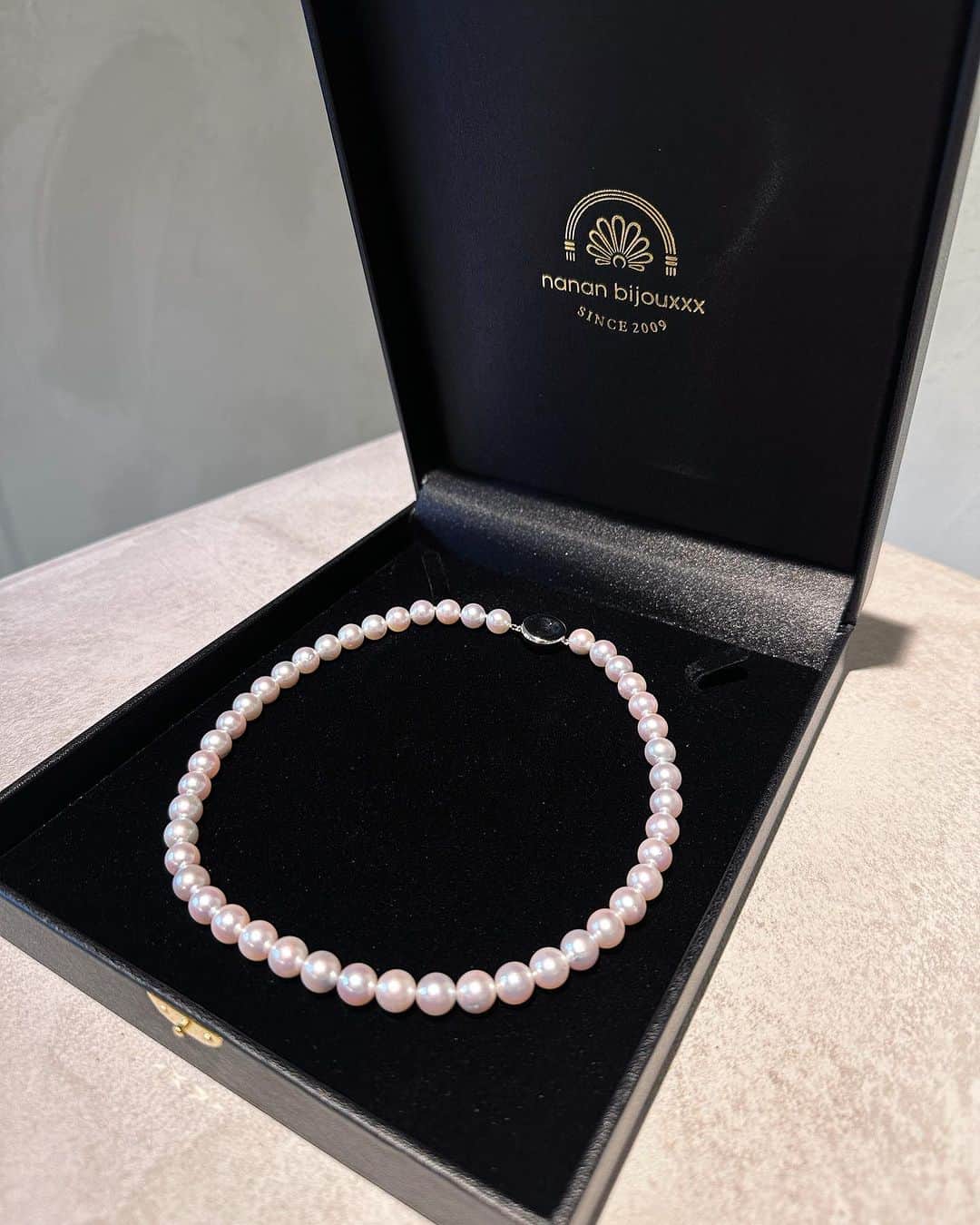 のインスタグラム：「明日は見れる方めっちゃ少ない半端な時間ですが笑 インスタライブ久しぶりにします 16時ごろ ⁡ 発売日はまだ調整中ですが あこや真珠シリーズもチラ見せ予定 ⁡ 箱も作りました🤍🤍🤍 ⁡ #あこや真珠  #akoyapearl  ＿＿＿＿＿＿＿＿＿＿＿＿＿＿＿ 直営店は2023年5月1日から不定期営業になります。 ハイライトに営業日記載あり ⁡ お問い合わせ専用公式LINE @ nananbijouxxx (@マークを入れて検索) ※InstagramのDMでのお問い合わせは承っておりません。 #nananbijouxxx」