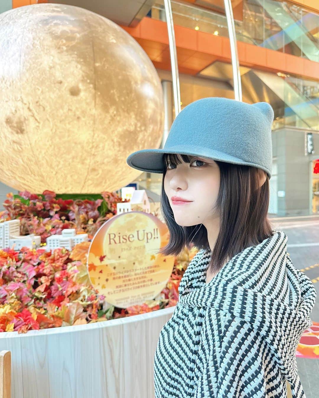 土光瑠里子のインスタグラム：「好きなもの身に付けて出かけてる時が1番ワクワクするね  #bodysong#服#帽子#fashion#Japanese#猫#秋」