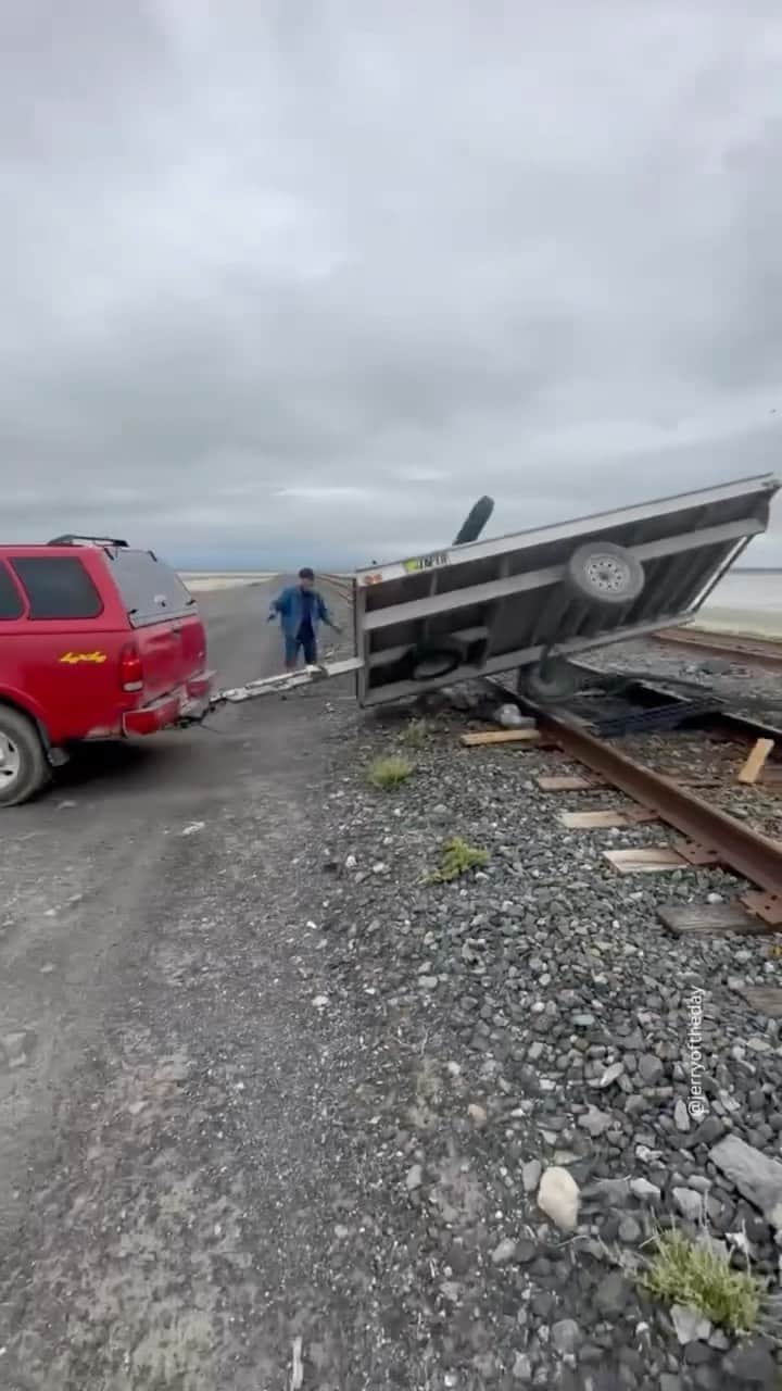 Truck Hubのインスタグラム：「Buddy forgot he had a trailer.. 😂 @jerryoftheday  - #redneck #fail #ford #truck #diesel #trucking」