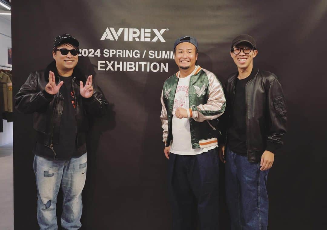 石山大輔さんのインスタグラム写真 - (石山大輔Instagram)「#avirex  展示会にお邪魔しました！  昔から知ってて、ミリタリー好きで無骨なデザインが好きな僕はよくお世話になっていました。  レディースは柔らかい印象の洋服もあってぼくが描いていたイメージとはまた違う#アビレックス を感じました！ スタッフさんも皆優しく、洋服の説明などもルーツを分かりやすく説明してくれたりと。軍ものや古着好きな僕もたまらない洋服のラインナップでした。  やっぱりスカジャンがかっこいいなぁ、、40代になっても渋くスカジャンが着れる大人になりたいと思います！　 レザーもやはり凄かったけど、スタッフさんからの『暖冬』です。と言う意見のもと攻めさせてもらいました！  久しぶりにはまやねんにも会ったよ。ストレートで革ジャンに向かって行った。全部早い！ 革ジャンでキッチンカーの仕事するらしい！ ひょっこりの子供も可愛いかったなぁ！  #アビレックス #avirex  #avirexjacket  #スカジャン #別珍 #リバーシブルは何泊かの営業なら最高なのよ #スタッフさん漢 #男らしいが優しい #ヴィンテージ #芸人 #バンビーノ #ひょっこりはん #はまやねん #はまやねんは全部早い」9月27日 19時15分 - daisukecccc