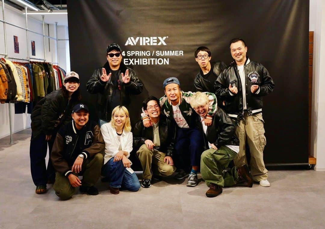 石山大輔さんのインスタグラム写真 - (石山大輔Instagram)「#avirex  展示会にお邪魔しました！  昔から知ってて、ミリタリー好きで無骨なデザインが好きな僕はよくお世話になっていました。  レディースは柔らかい印象の洋服もあってぼくが描いていたイメージとはまた違う#アビレックス を感じました！ スタッフさんも皆優しく、洋服の説明などもルーツを分かりやすく説明してくれたりと。軍ものや古着好きな僕もたまらない洋服のラインナップでした。  やっぱりスカジャンがかっこいいなぁ、、40代になっても渋くスカジャンが着れる大人になりたいと思います！　 レザーもやはり凄かったけど、スタッフさんからの『暖冬』です。と言う意見のもと攻めさせてもらいました！  久しぶりにはまやねんにも会ったよ。ストレートで革ジャンに向かって行った。全部早い！ 革ジャンでキッチンカーの仕事するらしい！ ひょっこりの子供も可愛いかったなぁ！  #アビレックス #avirex  #avirexjacket  #スカジャン #別珍 #リバーシブルは何泊かの営業なら最高なのよ #スタッフさん漢 #男らしいが優しい #ヴィンテージ #芸人 #バンビーノ #ひょっこりはん #はまやねん #はまやねんは全部早い」9月27日 19時15分 - daisukecccc