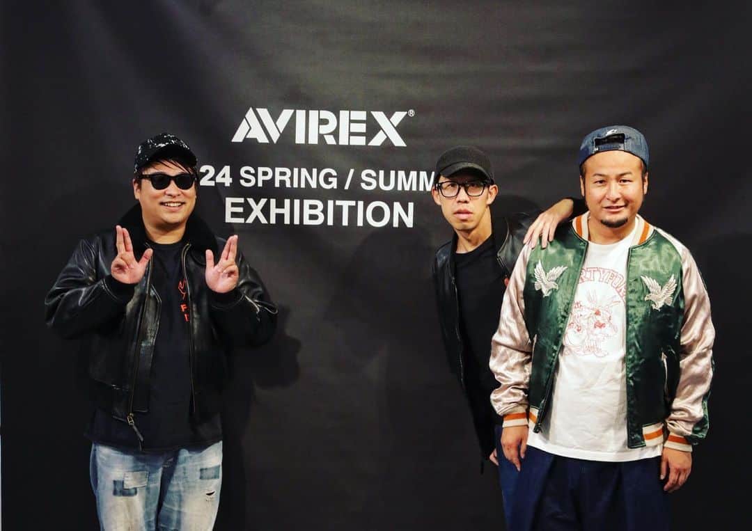 石山大輔さんのインスタグラム写真 - (石山大輔Instagram)「#avirex  展示会にお邪魔しました！  昔から知ってて、ミリタリー好きで無骨なデザインが好きな僕はよくお世話になっていました。  レディースは柔らかい印象の洋服もあってぼくが描いていたイメージとはまた違う#アビレックス を感じました！ スタッフさんも皆優しく、洋服の説明などもルーツを分かりやすく説明してくれたりと。軍ものや古着好きな僕もたまらない洋服のラインナップでした。  やっぱりスカジャンがかっこいいなぁ、、40代になっても渋くスカジャンが着れる大人になりたいと思います！　 レザーもやはり凄かったけど、スタッフさんからの『暖冬』です。と言う意見のもと攻めさせてもらいました！  久しぶりにはまやねんにも会ったよ。ストレートで革ジャンに向かって行った。全部早い！ 革ジャンでキッチンカーの仕事するらしい！ ひょっこりの子供も可愛いかったなぁ！  #アビレックス #avirex  #avirexjacket  #スカジャン #別珍 #リバーシブルは何泊かの営業なら最高なのよ #スタッフさん漢 #男らしいが優しい #ヴィンテージ #芸人 #バンビーノ #ひょっこりはん #はまやねん #はまやねんは全部早い」9月27日 19時15分 - daisukecccc