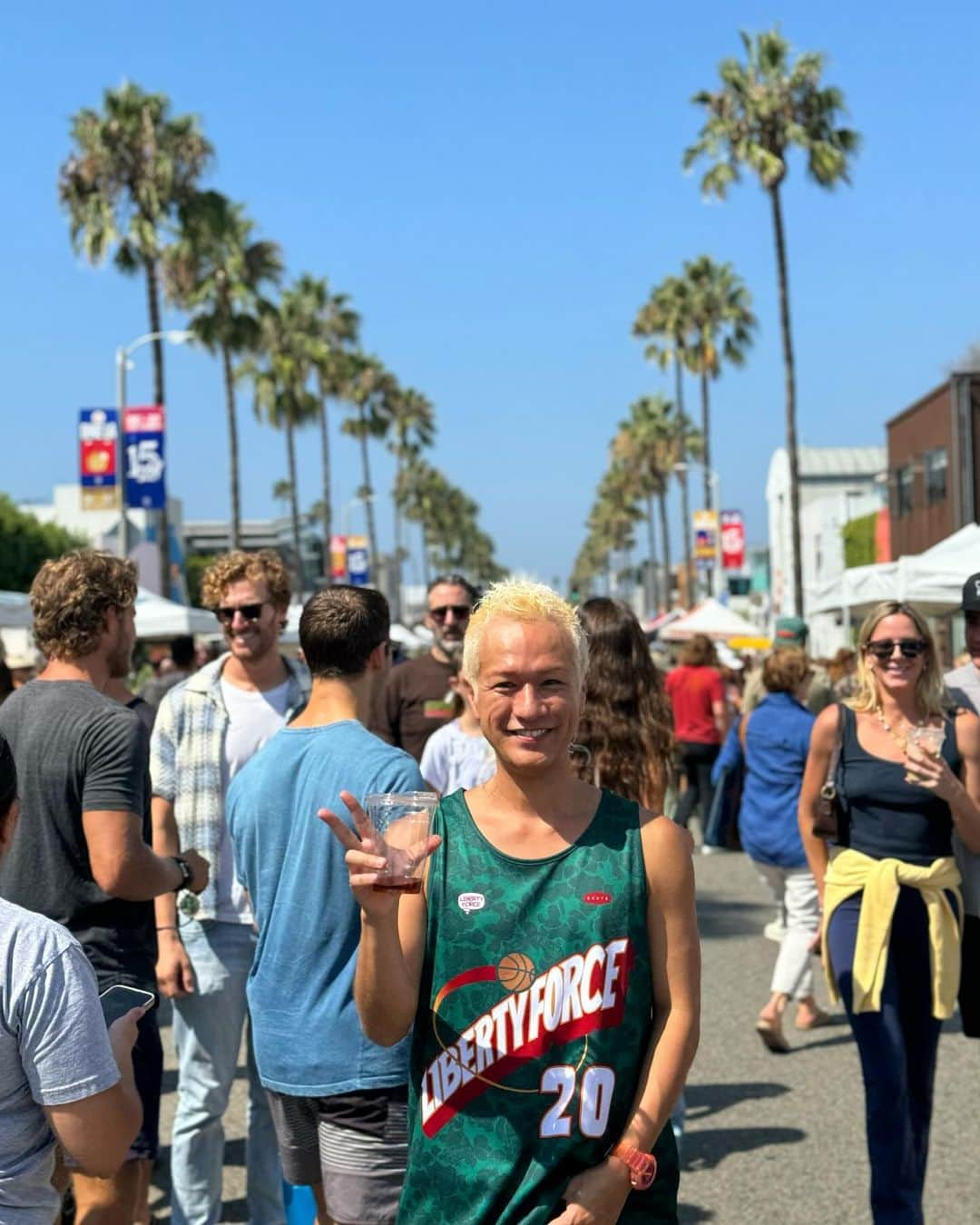 照屋 健太郎さんのインスタグラム写真 - (照屋 健太郎Instagram)「ABBOT KINNEY FESTIVAL🇺🇸 大成功でした❣️❣️❣️  今回出店で更に夢と視野が広がりました 夢をどんどん広げてくれる仲間に感謝します  #海外フェス初挑戦　 #LIBERTYFORCE #CHASEYOURBRIGHTFUTURE #世界から注目される沖縄へ」9月27日 19時15分 - libertyforce_teruya