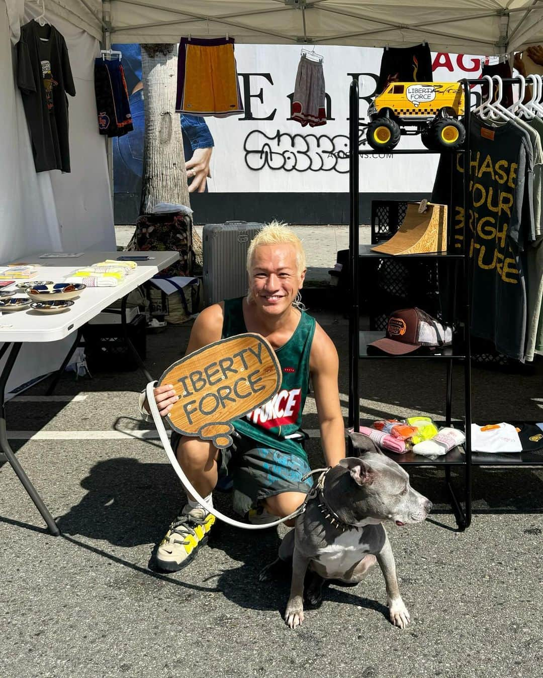 照屋 健太郎さんのインスタグラム写真 - (照屋 健太郎Instagram)「ABBOT KINNEY FESTIVAL🇺🇸 大成功でした❣️❣️❣️  今回出店で更に夢と視野が広がりました 夢をどんどん広げてくれる仲間に感謝します  #海外フェス初挑戦　 #LIBERTYFORCE #CHASEYOURBRIGHTFUTURE #世界から注目される沖縄へ」9月27日 19時15分 - libertyforce_teruya