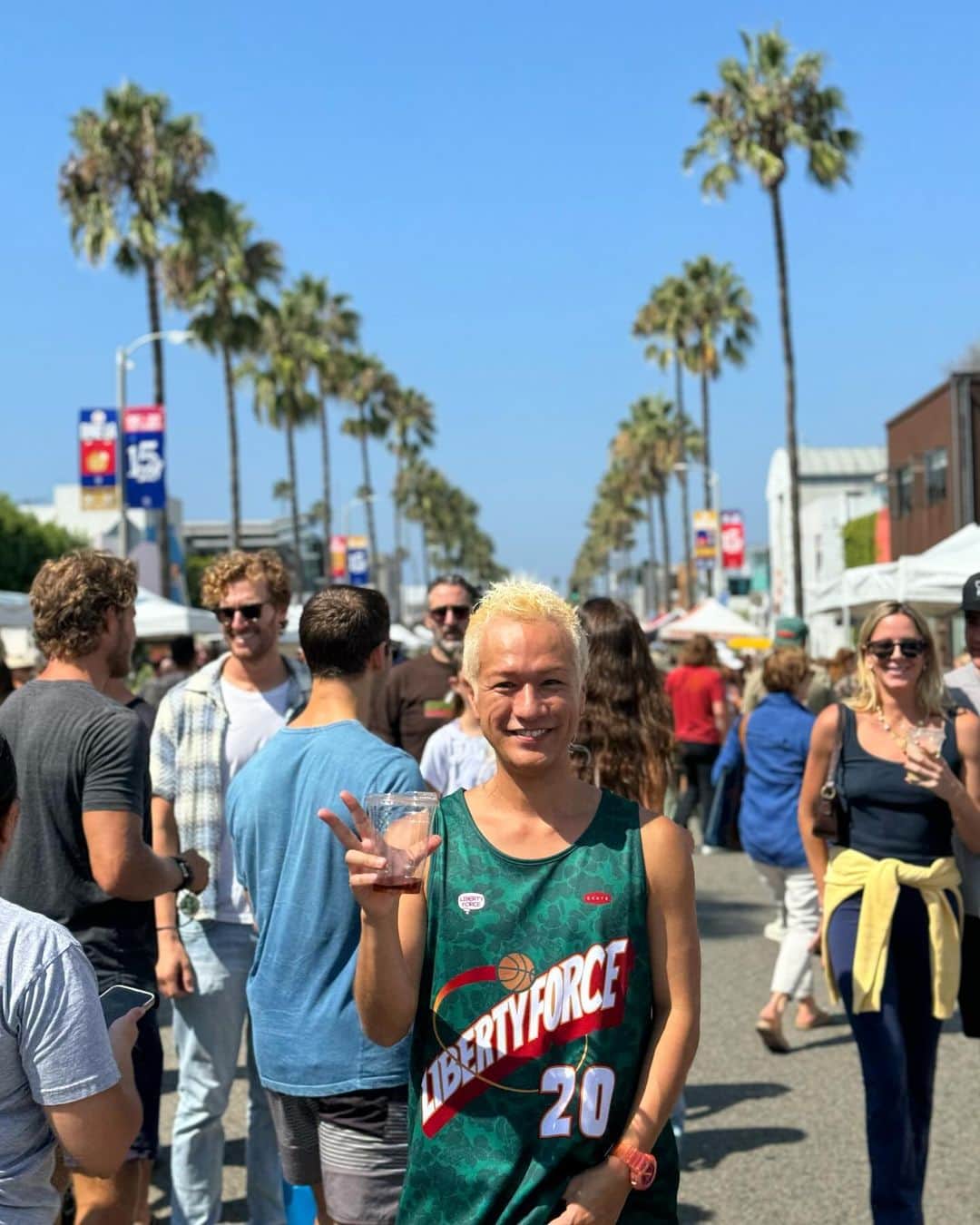 照屋 健太郎のインスタグラム：「ABBOT KINNEY FESTIVAL🇺🇸 大成功でした❣️❣️❣️  今回出店で更に夢と視野が広がりました 夢をどんどん広げてくれる仲間に感謝します  #海外フェス初挑戦　 #LIBERTYFORCE #CHASEYOURBRIGHTFUTURE #世界から注目される沖縄へ」
