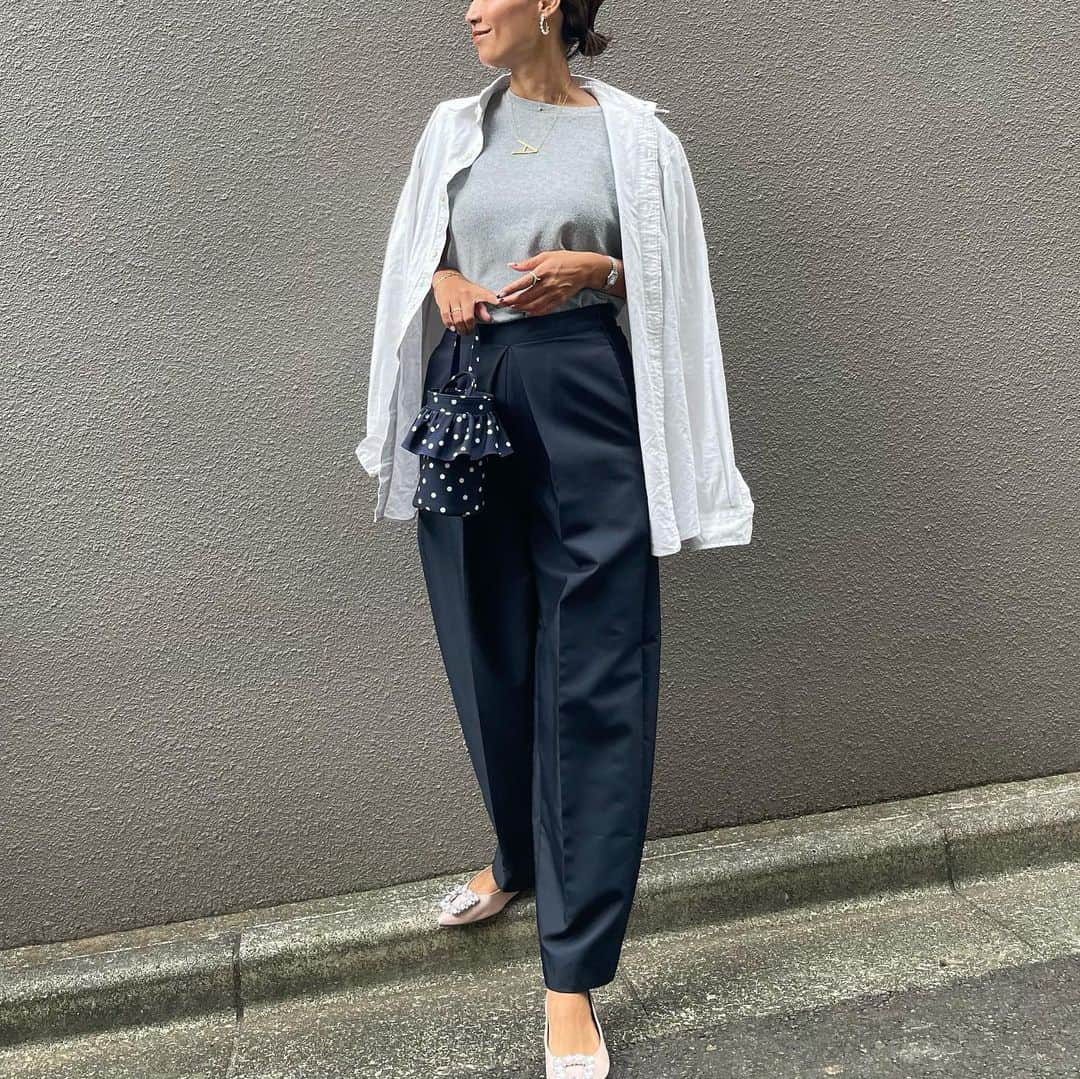 ayuuu_mamさんのインスタグラム写真 - (ayuuu_mamInstagram)「Navy style💙  展示会でオーダーしていた @mallowblue_official のパンツ、形がとっても綺麗でお気に入り😍涼しくなってきたのでようやく！✨  立体的なフォルムに光沢感のある素材が正に大人のパンツ♡  今期のヘビロテ決定アイテムです💙  ネイビーって本当に上品で素敵な色ですよねぇ〰️✨歳を重ねた方がより上品に着られる色なんじゃないかと、魅力に気づいた🥰🫶  足元はお気に入りのピンクパンプスです💗 @birthdaybashshop   #大人カジュアル #シンプルコーデ #秋服コーデ #mallowblue #マローブルー #シャツコーデ #韓国コーデ #birthdaybashshop #30代コーデ #30代ママコーデ #大人上品コーデ #setsukosagittaire #あゆまむコーデ」9月27日 19時16分 - ayuuu_mam