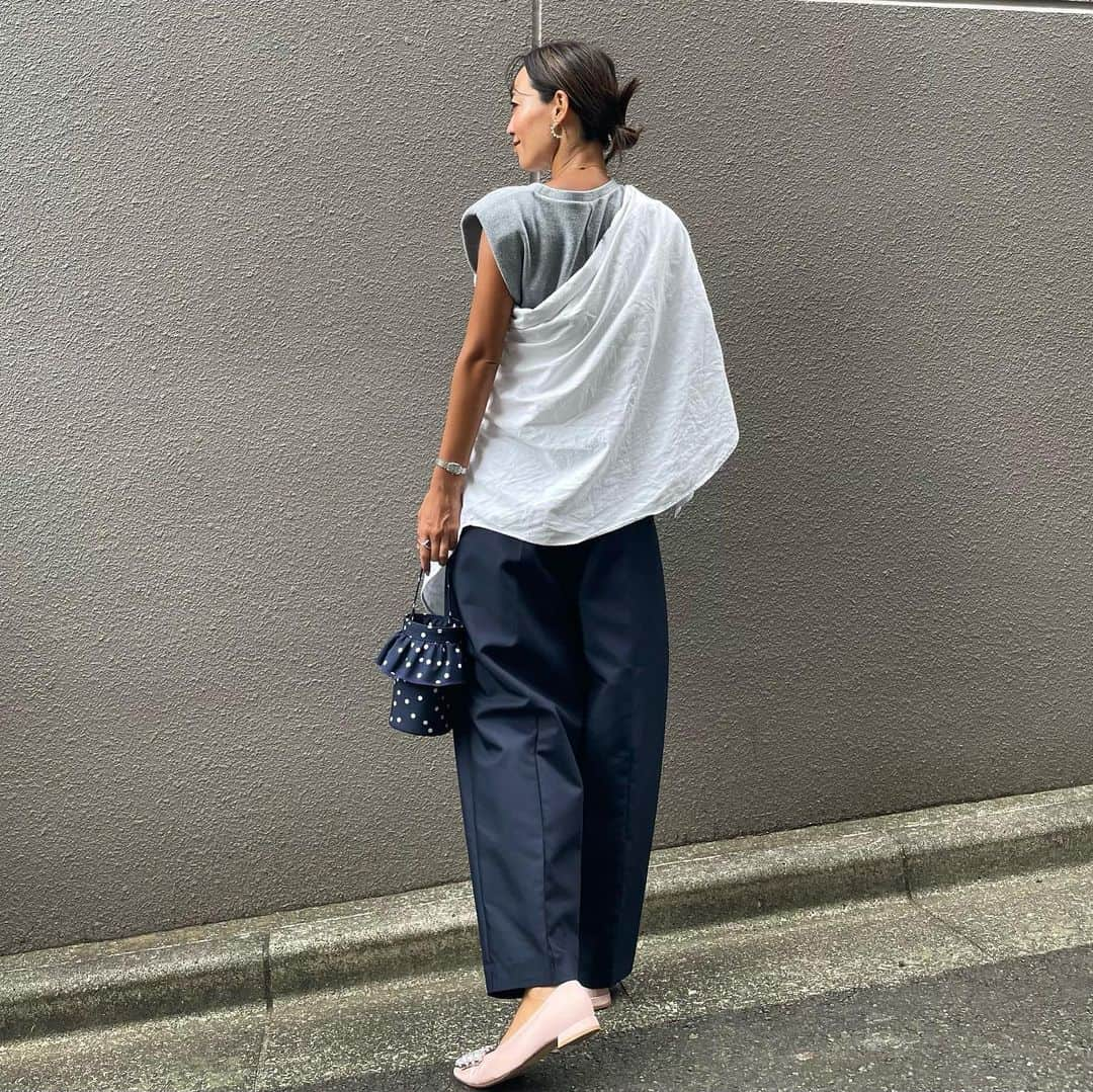 ayuuu_mamさんのインスタグラム写真 - (ayuuu_mamInstagram)「Navy style💙  展示会でオーダーしていた @mallowblue_official のパンツ、形がとっても綺麗でお気に入り😍涼しくなってきたのでようやく！✨  立体的なフォルムに光沢感のある素材が正に大人のパンツ♡  今期のヘビロテ決定アイテムです💙  ネイビーって本当に上品で素敵な色ですよねぇ〰️✨歳を重ねた方がより上品に着られる色なんじゃないかと、魅力に気づいた🥰🫶  足元はお気に入りのピンクパンプスです💗 @birthdaybashshop   #大人カジュアル #シンプルコーデ #秋服コーデ #mallowblue #マローブルー #シャツコーデ #韓国コーデ #birthdaybashshop #30代コーデ #30代ママコーデ #大人上品コーデ #setsukosagittaire #あゆまむコーデ」9月27日 19時16分 - ayuuu_mam