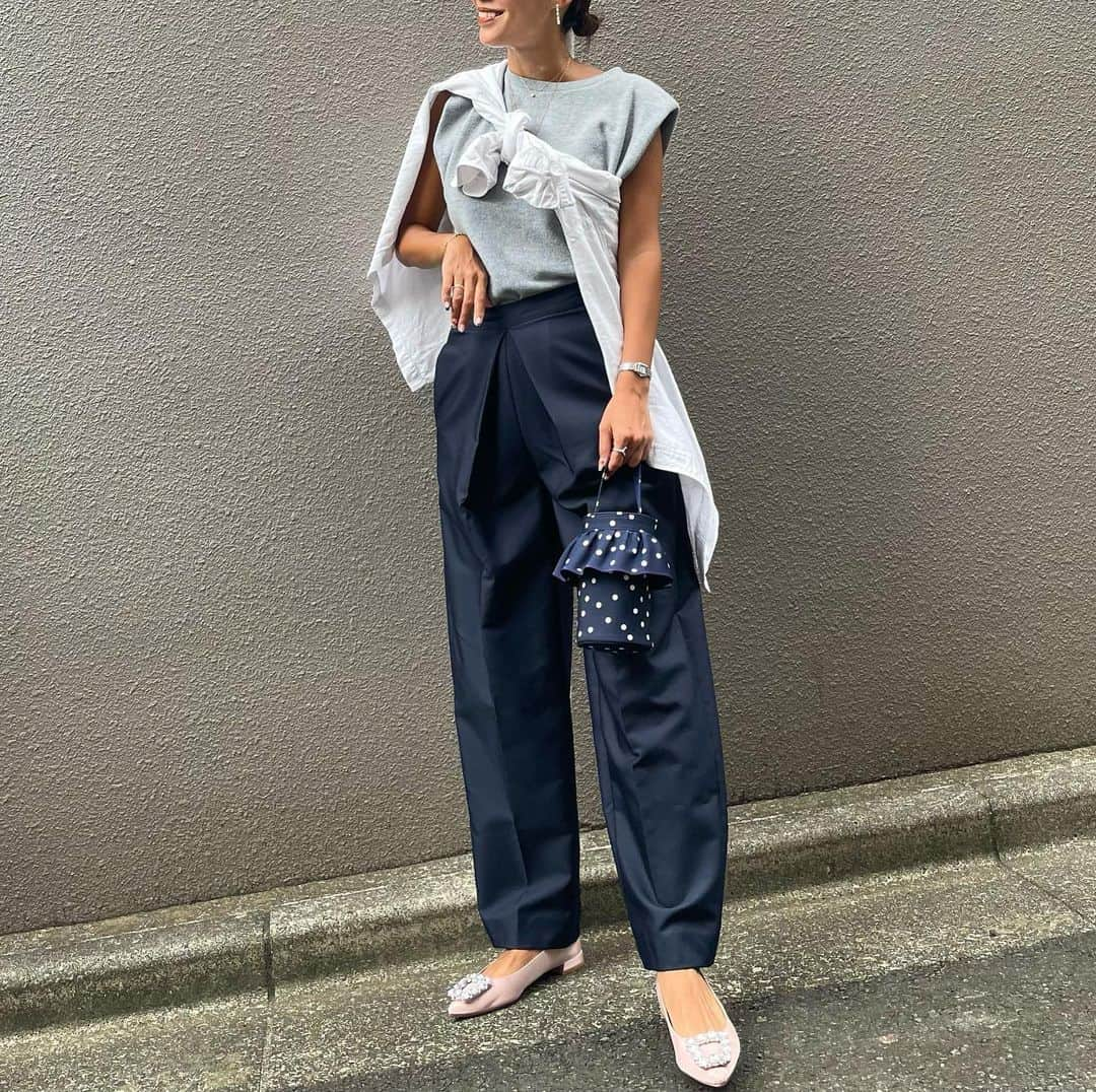 ayuuu_mamさんのインスタグラム写真 - (ayuuu_mamInstagram)「Navy style💙  展示会でオーダーしていた @mallowblue_official のパンツ、形がとっても綺麗でお気に入り😍涼しくなってきたのでようやく！✨  立体的なフォルムに光沢感のある素材が正に大人のパンツ♡  今期のヘビロテ決定アイテムです💙  ネイビーって本当に上品で素敵な色ですよねぇ〰️✨歳を重ねた方がより上品に着られる色なんじゃないかと、魅力に気づいた🥰🫶  足元はお気に入りのピンクパンプスです💗 @birthdaybashshop   #大人カジュアル #シンプルコーデ #秋服コーデ #mallowblue #マローブルー #シャツコーデ #韓国コーデ #birthdaybashshop #30代コーデ #30代ママコーデ #大人上品コーデ #setsukosagittaire #あゆまむコーデ」9月27日 19時16分 - ayuuu_mam