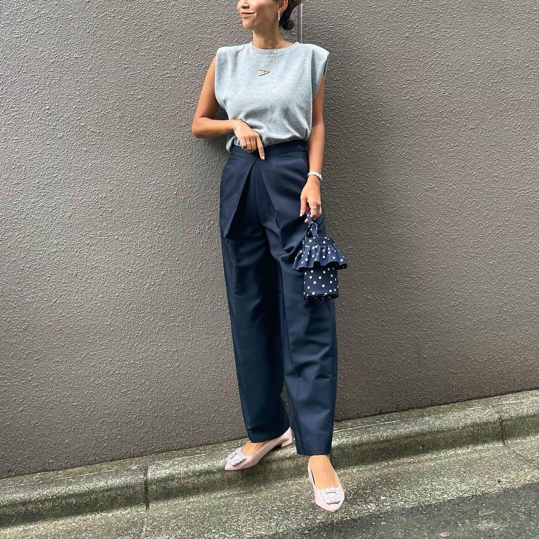 ayuuu_mamさんのインスタグラム写真 - (ayuuu_mamInstagram)「Navy style💙  展示会でオーダーしていた @mallowblue_official のパンツ、形がとっても綺麗でお気に入り😍涼しくなってきたのでようやく！✨  立体的なフォルムに光沢感のある素材が正に大人のパンツ♡  今期のヘビロテ決定アイテムです💙  ネイビーって本当に上品で素敵な色ですよねぇ〰️✨歳を重ねた方がより上品に着られる色なんじゃないかと、魅力に気づいた🥰🫶  足元はお気に入りのピンクパンプスです💗 @birthdaybashshop   #大人カジュアル #シンプルコーデ #秋服コーデ #mallowblue #マローブルー #シャツコーデ #韓国コーデ #birthdaybashshop #30代コーデ #30代ママコーデ #大人上品コーデ #setsukosagittaire #あゆまむコーデ」9月27日 19時16分 - ayuuu_mam