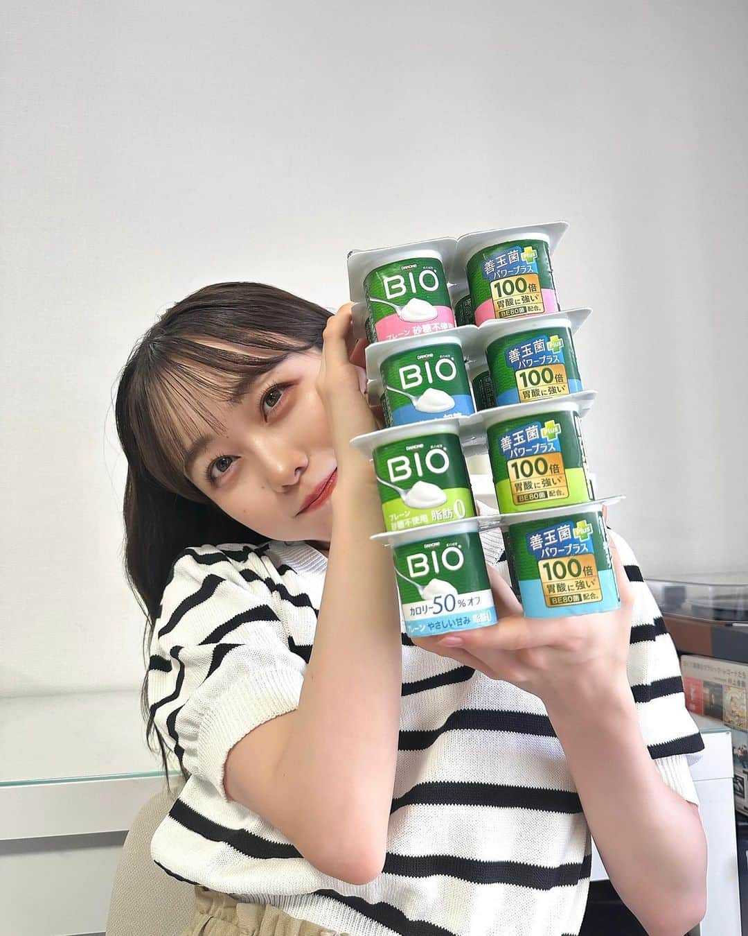 志賀可奈子のインスタグラム：「ダノンビオがどーんとパワーアップ🥣🤍  プレーンシリーズが3年ぶりに製品改良されたそう！ 以前よりクリーミーさがアップしていました😋✨  毎朝ヨーグルトは欠かせない私にとって マイルドで食べやすいダノンビオは特にお気に入り◎  さらに、 100倍胃酸に強いBE80菌※に加え、お腹の中の善玉菌を増やす働きがある『善玉菌パワープラス』(ガラクトオリゴ糖)が新規配合されたとのこと。  美味しく手軽に腸活できるのありがたいなぁ〜 絶賛継続中です☺️🫶🏻  @danone_bio_japan  ※当社従来品比。人工胃液におけるブルガリカス菌との比較実験の結果。  #ダノンビオ #善玉菌パワープラス #ヨーグルト #ヨーグルトダイエット #ダイエット #健康オタク #腸活 #朝ごはん #PR」