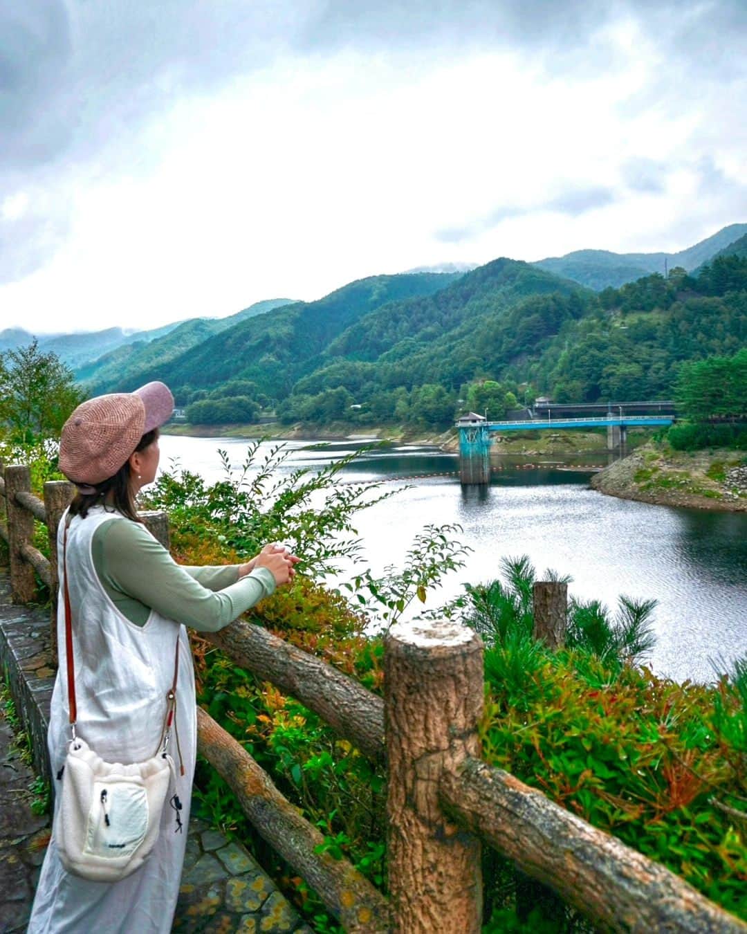 芳美リンさんのインスタグラム写真 - (芳美リンInstagram)「🗾山梨県/広瀬ダム　​ Yamanashi/Hirose Dam　​ ​ 広瀬ダム初訪問🗻​ ​ 間近で見ると、かなりの迫力！​ 綺麗に整備されていて、​ ピクニックなどで一日のんびり過ごせそうでした♡​ ​ なんと！​ 流木の無料配布が行われています👀​ ​ ​ オブジェや、焚き火に使いやすそうなコンパクトな物から、​ 家具も作れちゃいそうな大物まで！​ ​ 流木集めている方はここに来れば一気に素材集まりますよ！（笑）​ ​ webサイト「富士の国やまなしインフラガイド」を見てみると、​ 他にも色々な施設が掲載されていました。​ ​ 行ったことがある所も結構載っていて、知らずにインフラ施設遊びに行っていたんだぁ。と👀​ ​ ​ 詳しくは​ 県土やまなし未来づくり​ @yamanashi.kendo_mirai　​ をぜひチェックしてみてください😊​ ​ ​ ​ #けんどやまなしみらい #県土やまなし未来づくり #山梨県 #社会資本整備 #建設 #建設産業 #担い手 #就職 #yamanashi #construction#広瀬ダム#広瀬湖#山梨市三富​」9月27日 19時26分 - lynn.lynn5