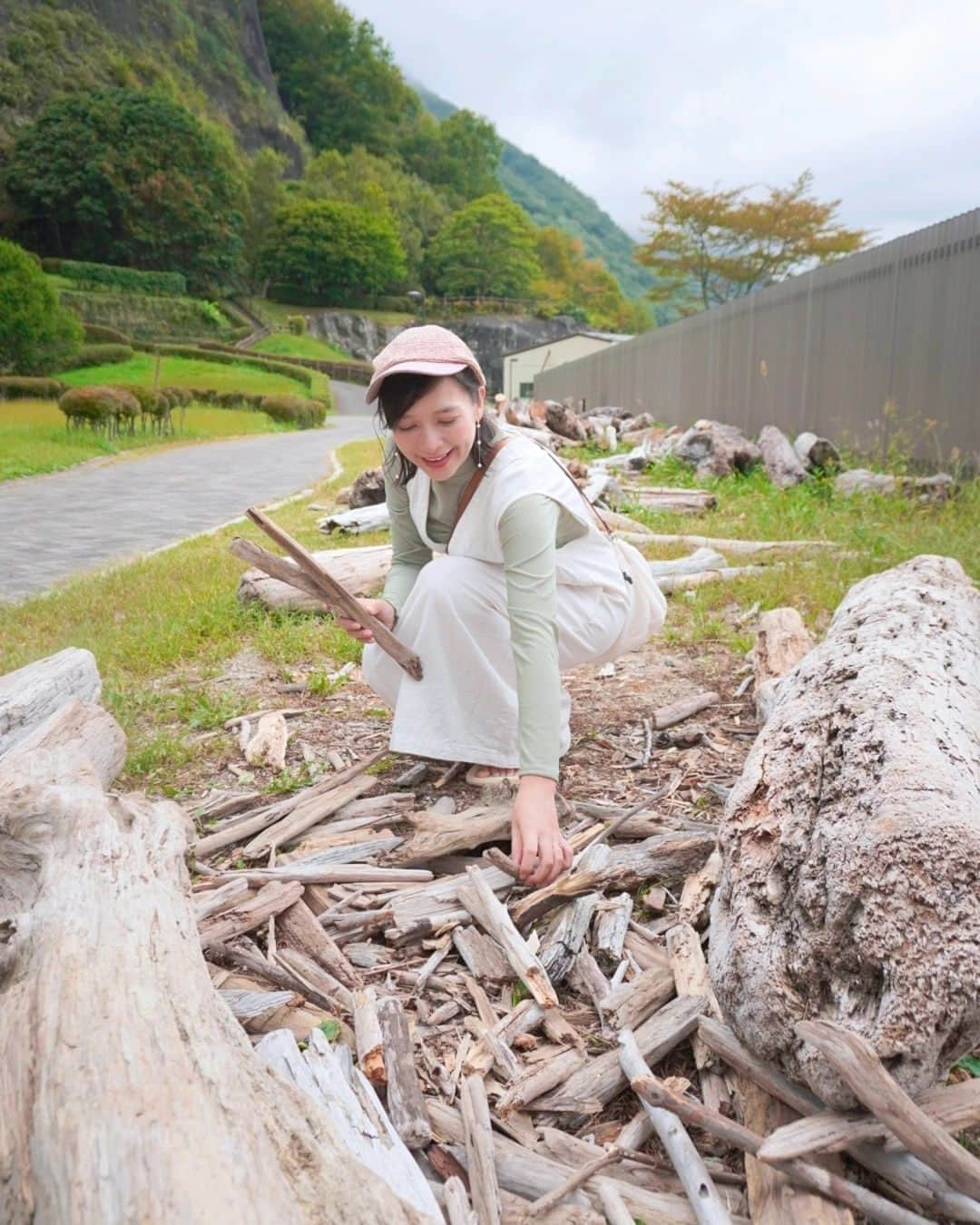 芳美リンさんのインスタグラム写真 - (芳美リンInstagram)「🗾山梨県/広瀬ダム　​ Yamanashi/Hirose Dam　​ ​ 広瀬ダム初訪問🗻​ ​ 間近で見ると、かなりの迫力！​ 綺麗に整備されていて、​ ピクニックなどで一日のんびり過ごせそうでした♡​ ​ なんと！​ 流木の無料配布が行われています👀​ ​ ​ オブジェや、焚き火に使いやすそうなコンパクトな物から、​ 家具も作れちゃいそうな大物まで！​ ​ 流木集めている方はここに来れば一気に素材集まりますよ！（笑）​ ​ webサイト「富士の国やまなしインフラガイド」を見てみると、​ 他にも色々な施設が掲載されていました。​ ​ 行ったことがある所も結構載っていて、知らずにインフラ施設遊びに行っていたんだぁ。と👀​ ​ ​ 詳しくは​ 県土やまなし未来づくり​ @yamanashi.kendo_mirai　​ をぜひチェックしてみてください😊​ ​ ​ ​ #けんどやまなしみらい #県土やまなし未来づくり #山梨県 #社会資本整備 #建設 #建設産業 #担い手 #就職 #yamanashi #construction#広瀬ダム#広瀬湖#山梨市三富​」9月27日 19時26分 - lynn.lynn5