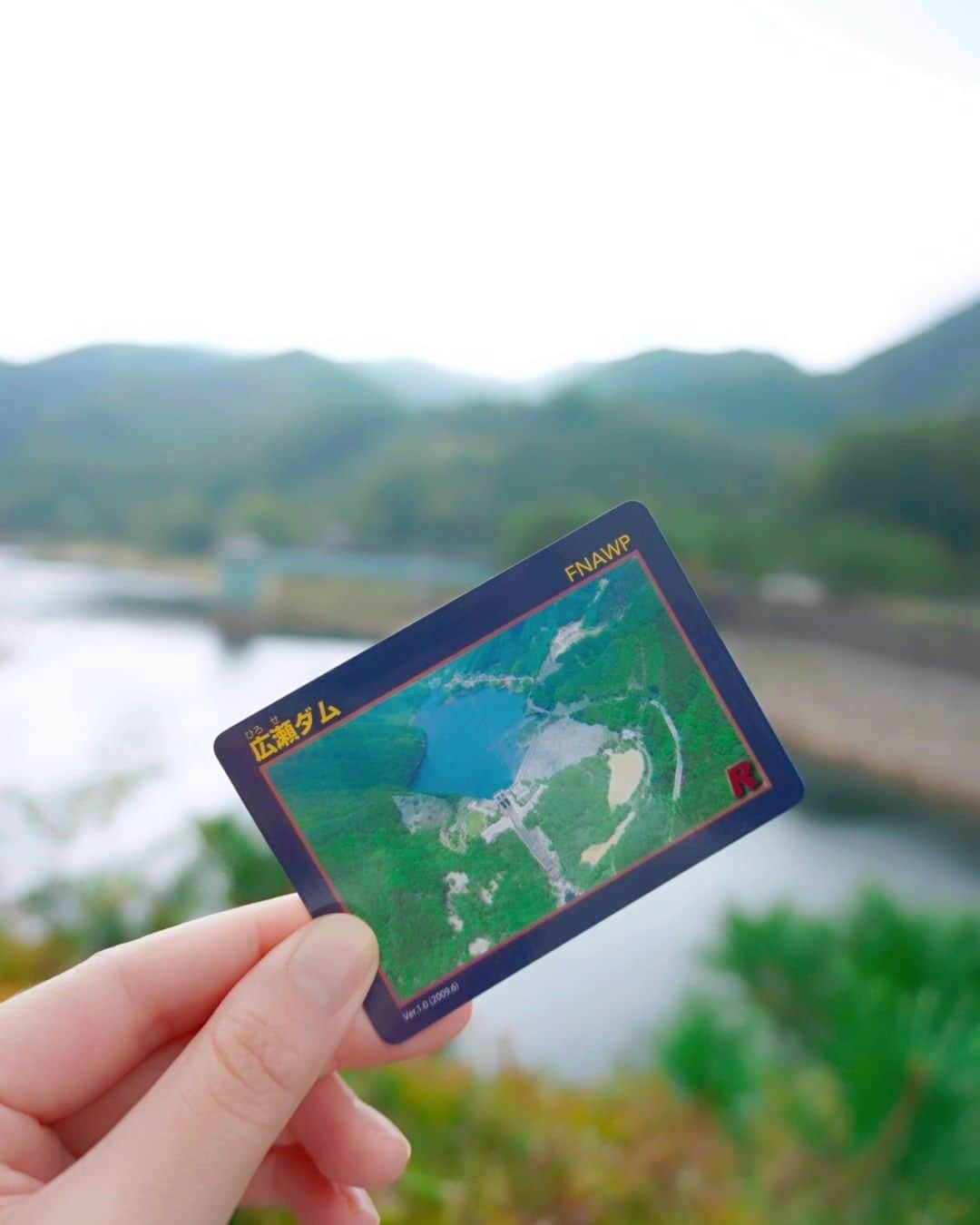 芳美リンさんのインスタグラム写真 - (芳美リンInstagram)「🗾山梨県/広瀬ダム　​ Yamanashi/Hirose Dam　​ ​ 広瀬ダム初訪問🗻​ ​ 間近で見ると、かなりの迫力！​ 綺麗に整備されていて、​ ピクニックなどで一日のんびり過ごせそうでした♡​ ​ なんと！​ 流木の無料配布が行われています👀​ ​ ​ オブジェや、焚き火に使いやすそうなコンパクトな物から、​ 家具も作れちゃいそうな大物まで！​ ​ 流木集めている方はここに来れば一気に素材集まりますよ！（笑）​ ​ webサイト「富士の国やまなしインフラガイド」を見てみると、​ 他にも色々な施設が掲載されていました。​ ​ 行ったことがある所も結構載っていて、知らずにインフラ施設遊びに行っていたんだぁ。と👀​ ​ ​ 詳しくは​ 県土やまなし未来づくり​ @yamanashi.kendo_mirai　​ をぜひチェックしてみてください😊​ ​ ​ ​ #けんどやまなしみらい #県土やまなし未来づくり #山梨県 #社会資本整備 #建設 #建設産業 #担い手 #就職 #yamanashi #construction#広瀬ダム#広瀬湖#山梨市三富​」9月27日 19時26分 - lynn.lynn5