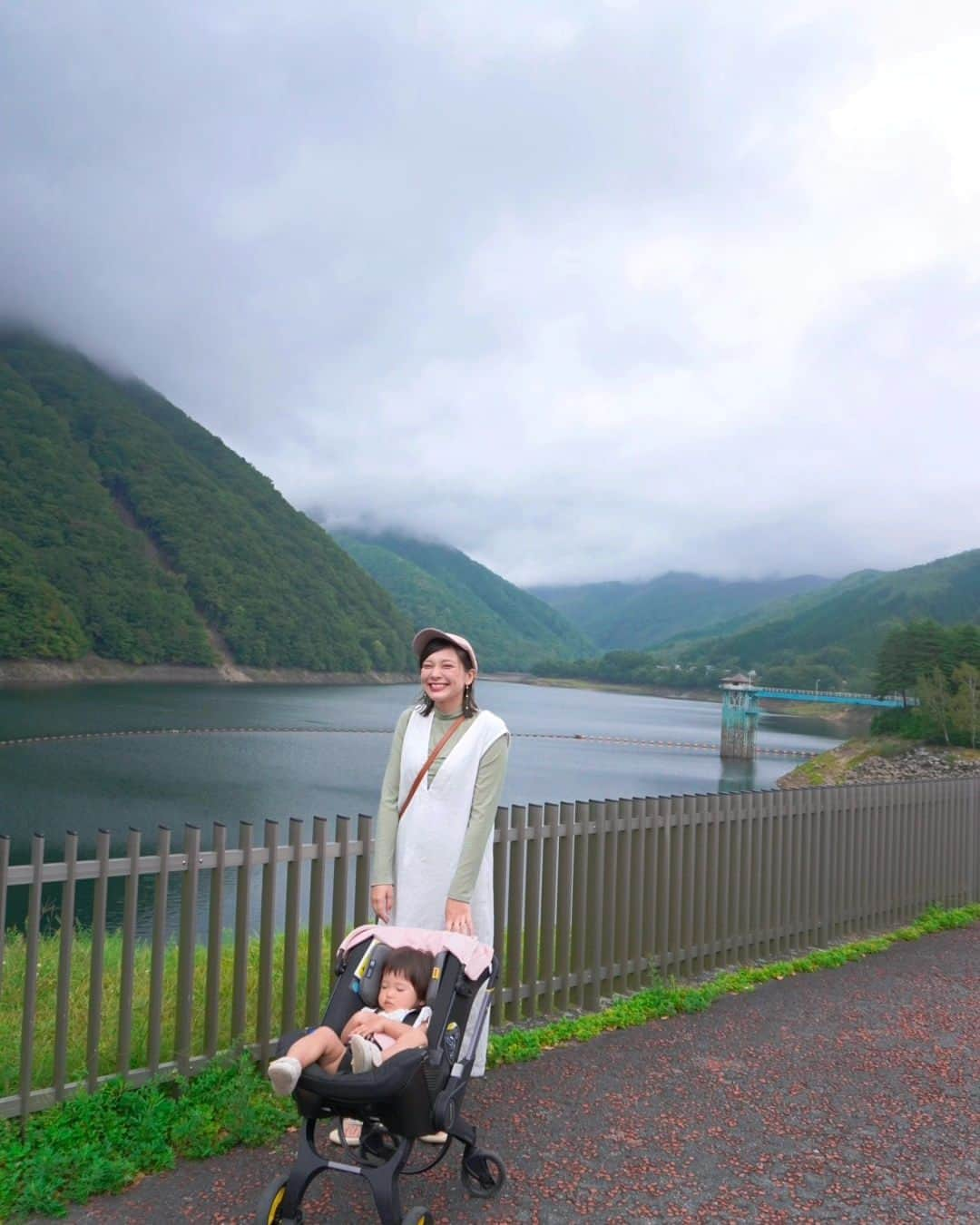 芳美リンさんのインスタグラム写真 - (芳美リンInstagram)「🗾山梨県/広瀬ダム　​ Yamanashi/Hirose Dam　​ ​ 広瀬ダム初訪問🗻​ ​ 間近で見ると、かなりの迫力！​ 綺麗に整備されていて、​ ピクニックなどで一日のんびり過ごせそうでした♡​ ​ なんと！​ 流木の無料配布が行われています👀​ ​ ​ オブジェや、焚き火に使いやすそうなコンパクトな物から、​ 家具も作れちゃいそうな大物まで！​ ​ 流木集めている方はここに来れば一気に素材集まりますよ！（笑）​ ​ webサイト「富士の国やまなしインフラガイド」を見てみると、​ 他にも色々な施設が掲載されていました。​ ​ 行ったことがある所も結構載っていて、知らずにインフラ施設遊びに行っていたんだぁ。と👀​ ​ ​ 詳しくは​ 県土やまなし未来づくり​ @yamanashi.kendo_mirai　​ をぜひチェックしてみてください😊​ ​ ​ ​ #けんどやまなしみらい #県土やまなし未来づくり #山梨県 #社会資本整備 #建設 #建設産業 #担い手 #就職 #yamanashi #construction#広瀬ダム#広瀬湖#山梨市三富​」9月27日 19時26分 - lynn.lynn5