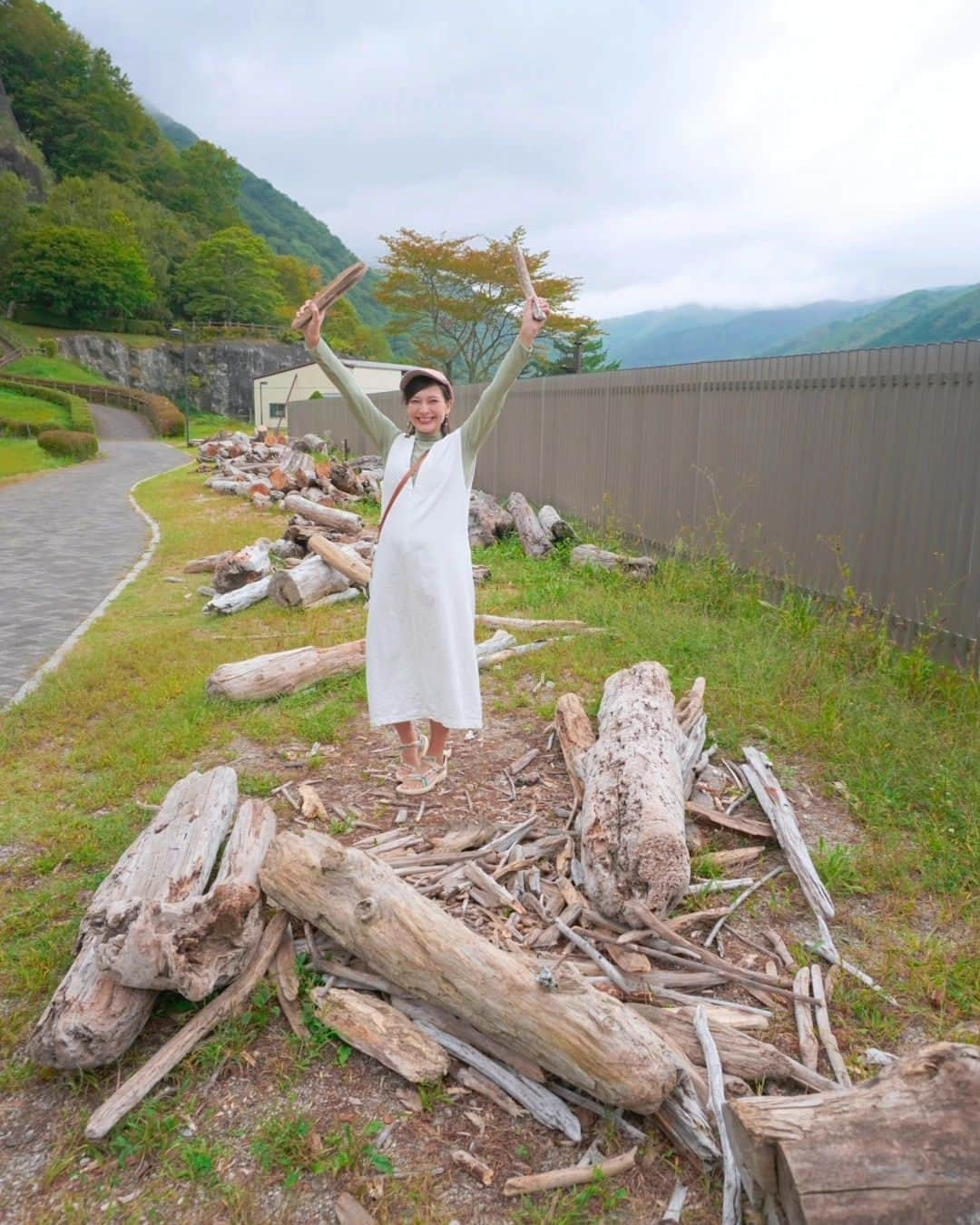 芳美リンさんのインスタグラム写真 - (芳美リンInstagram)「🗾山梨県/広瀬ダム　​ Yamanashi/Hirose Dam　​ ​ 広瀬ダム初訪問🗻​ ​ 間近で見ると、かなりの迫力！​ 綺麗に整備されていて、​ ピクニックなどで一日のんびり過ごせそうでした♡​ ​ なんと！​ 流木の無料配布が行われています👀​ ​ ​ オブジェや、焚き火に使いやすそうなコンパクトな物から、​ 家具も作れちゃいそうな大物まで！​ ​ 流木集めている方はここに来れば一気に素材集まりますよ！（笑）​ ​ webサイト「富士の国やまなしインフラガイド」を見てみると、​ 他にも色々な施設が掲載されていました。​ ​ 行ったことがある所も結構載っていて、知らずにインフラ施設遊びに行っていたんだぁ。と👀​ ​ ​ 詳しくは​ 県土やまなし未来づくり​ @yamanashi.kendo_mirai　​ をぜひチェックしてみてください😊​ ​ ​ ​ #けんどやまなしみらい #県土やまなし未来づくり #山梨県 #社会資本整備 #建設 #建設産業 #担い手 #就職 #yamanashi #construction#広瀬ダム#広瀬湖#山梨市三富​」9月27日 19時26分 - lynn.lynn5