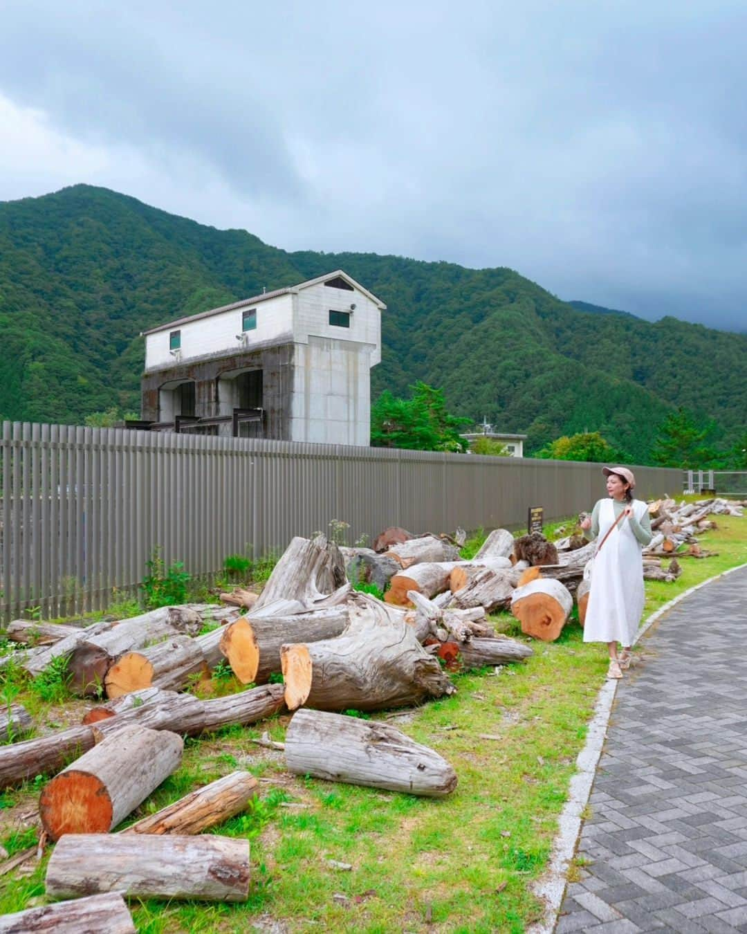 芳美リンさんのインスタグラム写真 - (芳美リンInstagram)「🗾山梨県/広瀬ダム　​ Yamanashi/Hirose Dam　​ ​ 広瀬ダム初訪問🗻​ ​ 間近で見ると、かなりの迫力！​ 綺麗に整備されていて、​ ピクニックなどで一日のんびり過ごせそうでした♡​ ​ なんと！​ 流木の無料配布が行われています👀​ ​ ​ オブジェや、焚き火に使いやすそうなコンパクトな物から、​ 家具も作れちゃいそうな大物まで！​ ​ 流木集めている方はここに来れば一気に素材集まりますよ！（笑）​ ​ webサイト「富士の国やまなしインフラガイド」を見てみると、​ 他にも色々な施設が掲載されていました。​ ​ 行ったことがある所も結構載っていて、知らずにインフラ施設遊びに行っていたんだぁ。と👀​ ​ ​ 詳しくは​ 県土やまなし未来づくり​ @yamanashi.kendo_mirai　​ をぜひチェックしてみてください😊​ ​ ​ ​ #けんどやまなしみらい #県土やまなし未来づくり #山梨県 #社会資本整備 #建設 #建設産業 #担い手 #就職 #yamanashi #construction#広瀬ダム#広瀬湖#山梨市三富​」9月27日 19時26分 - lynn.lynn5