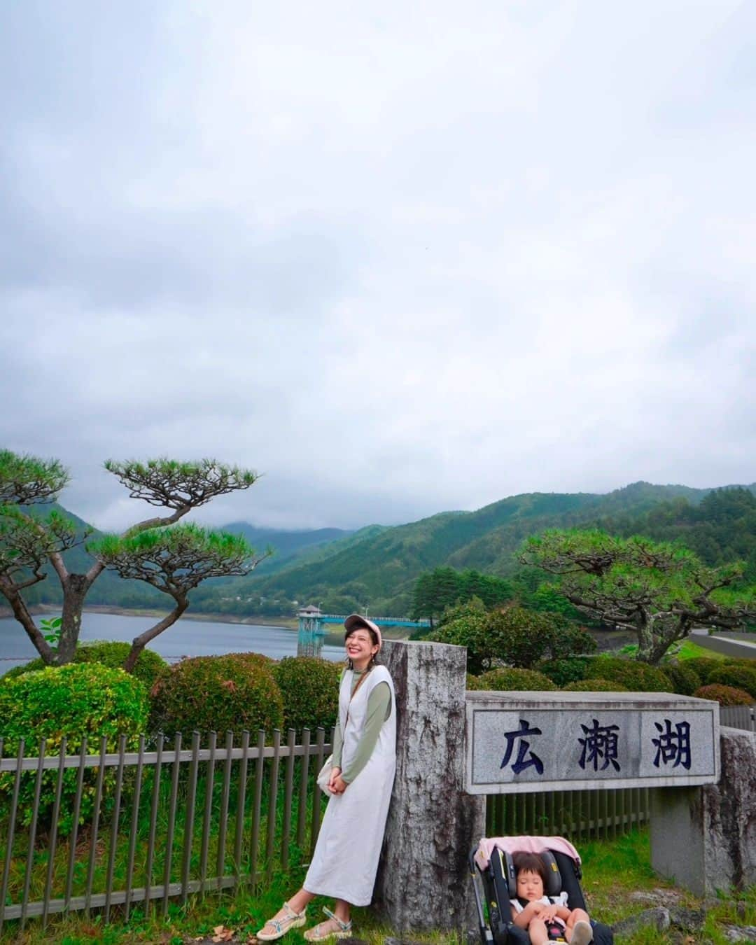 芳美リンさんのインスタグラム写真 - (芳美リンInstagram)「🗾山梨県/広瀬ダム　​ Yamanashi/Hirose Dam　​ ​ 広瀬ダム初訪問🗻​ ​ 間近で見ると、かなりの迫力！​ 綺麗に整備されていて、​ ピクニックなどで一日のんびり過ごせそうでした♡​ ​ なんと！​ 流木の無料配布が行われています👀​ ​ ​ オブジェや、焚き火に使いやすそうなコンパクトな物から、​ 家具も作れちゃいそうな大物まで！​ ​ 流木集めている方はここに来れば一気に素材集まりますよ！（笑）​ ​ webサイト「富士の国やまなしインフラガイド」を見てみると、​ 他にも色々な施設が掲載されていました。​ ​ 行ったことがある所も結構載っていて、知らずにインフラ施設遊びに行っていたんだぁ。と👀​ ​ ​ 詳しくは​ 県土やまなし未来づくり​ @yamanashi.kendo_mirai　​ をぜひチェックしてみてください😊​ ​ ​ ​ #けんどやまなしみらい #県土やまなし未来づくり #山梨県 #社会資本整備 #建設 #建設産業 #担い手 #就職 #yamanashi #construction#広瀬ダム#広瀬湖#山梨市三富​」9月27日 19時26分 - lynn.lynn5