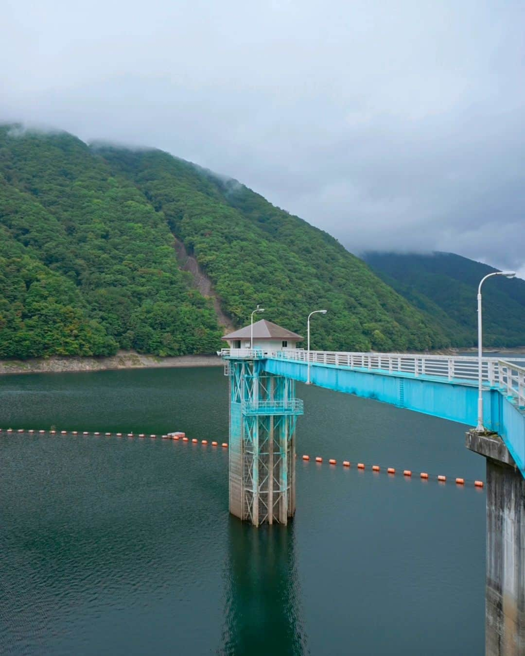 芳美リンさんのインスタグラム写真 - (芳美リンInstagram)「🗾山梨県/広瀬ダム　​ Yamanashi/Hirose Dam　​ ​ 広瀬ダム初訪問🗻​ ​ 間近で見ると、かなりの迫力！​ 綺麗に整備されていて、​ ピクニックなどで一日のんびり過ごせそうでした♡​ ​ なんと！​ 流木の無料配布が行われています👀​ ​ ​ オブジェや、焚き火に使いやすそうなコンパクトな物から、​ 家具も作れちゃいそうな大物まで！​ ​ 流木集めている方はここに来れば一気に素材集まりますよ！（笑）​ ​ webサイト「富士の国やまなしインフラガイド」を見てみると、​ 他にも色々な施設が掲載されていました。​ ​ 行ったことがある所も結構載っていて、知らずにインフラ施設遊びに行っていたんだぁ。と👀​ ​ ​ 詳しくは​ 県土やまなし未来づくり​ @yamanashi.kendo_mirai　​ をぜひチェックしてみてください😊​ ​ ​ ​ #けんどやまなしみらい #県土やまなし未来づくり #山梨県 #社会資本整備 #建設 #建設産業 #担い手 #就職 #yamanashi #construction#広瀬ダム#広瀬湖#山梨市三富​」9月27日 19時26分 - lynn.lynn5