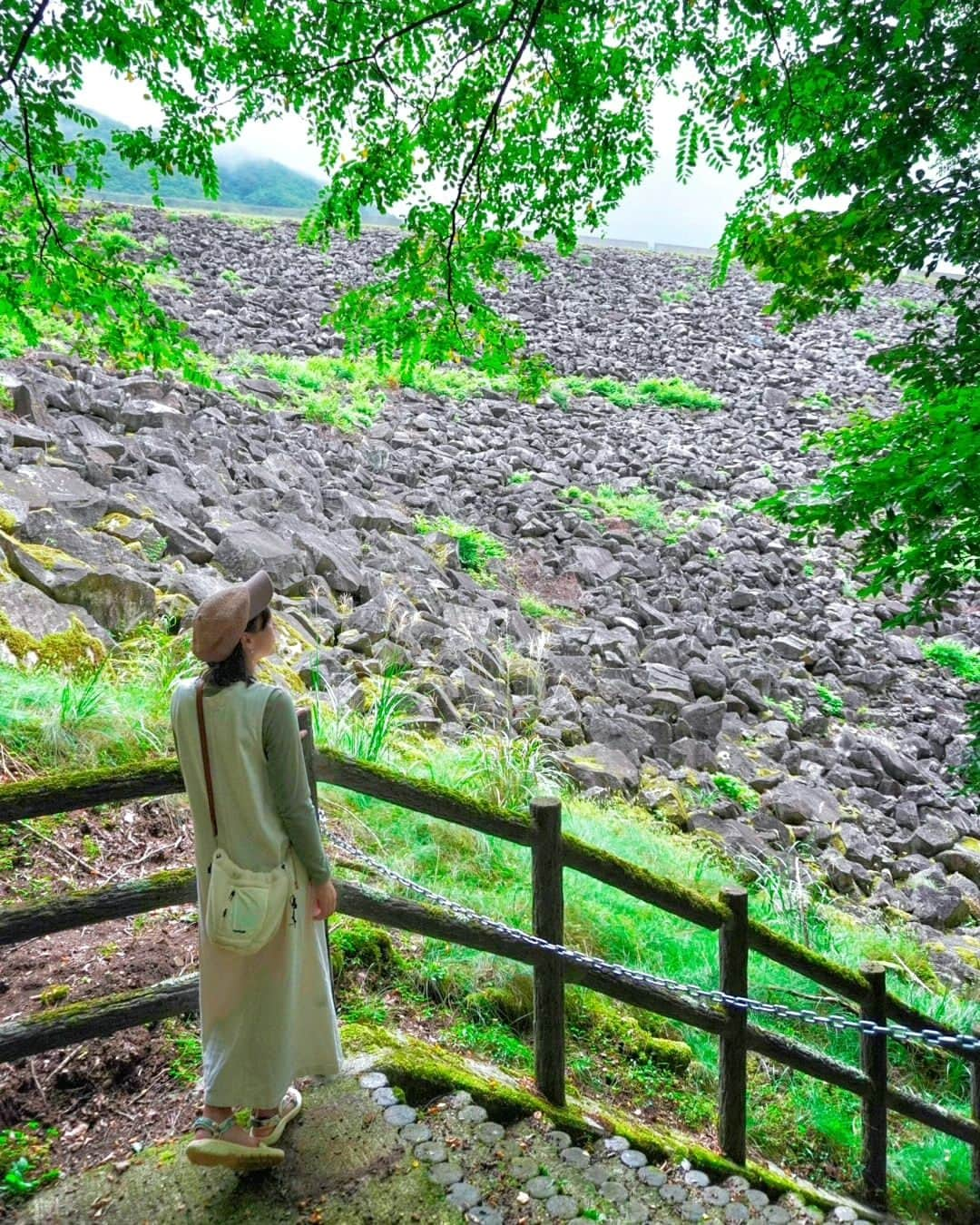 芳美リンさんのインスタグラム写真 - (芳美リンInstagram)「🗾山梨県/広瀬ダム　​ Yamanashi/Hirose Dam　​ ​ 広瀬ダム初訪問🗻​ ​ 間近で見ると、かなりの迫力！​ 綺麗に整備されていて、​ ピクニックなどで一日のんびり過ごせそうでした♡​ ​ なんと！​ 流木の無料配布が行われています👀​ ​ ​ オブジェや、焚き火に使いやすそうなコンパクトな物から、​ 家具も作れちゃいそうな大物まで！​ ​ 流木集めている方はここに来れば一気に素材集まりますよ！（笑）​ ​ webサイト「富士の国やまなしインフラガイド」を見てみると、​ 他にも色々な施設が掲載されていました。​ ​ 行ったことがある所も結構載っていて、知らずにインフラ施設遊びに行っていたんだぁ。と👀​ ​ ​ 詳しくは​ 県土やまなし未来づくり​ @yamanashi.kendo_mirai　​ をぜひチェックしてみてください😊​ ​ ​ ​ #けんどやまなしみらい #県土やまなし未来づくり #山梨県 #社会資本整備 #建設 #建設産業 #担い手 #就職 #yamanashi #construction#広瀬ダム#広瀬湖#山梨市三富​」9月27日 19時26分 - lynn.lynn5